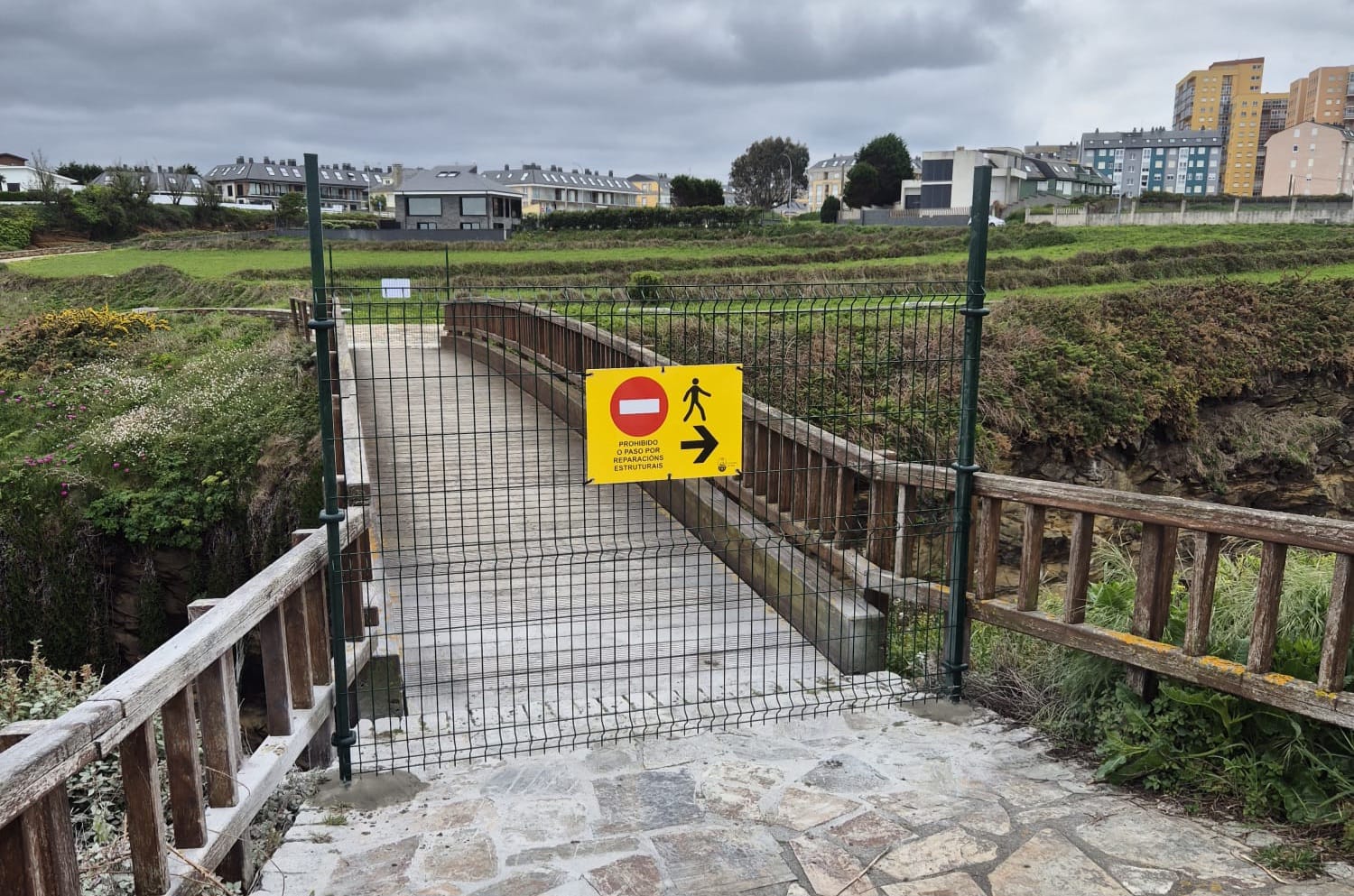 A ponte da Ronqueira, no paseo marítimo Rapadoira-Llas, queda pechada ao paso peonil tras unha revisión técnica de Costas