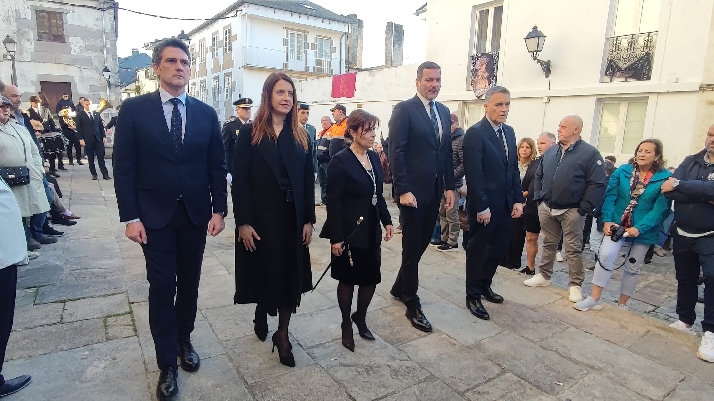 O conselleiro de Cultura, Lingua e Xuventude e a conselleira do Medio Rural asistiron este venres á procesión do Santo Enterro en Viveiro