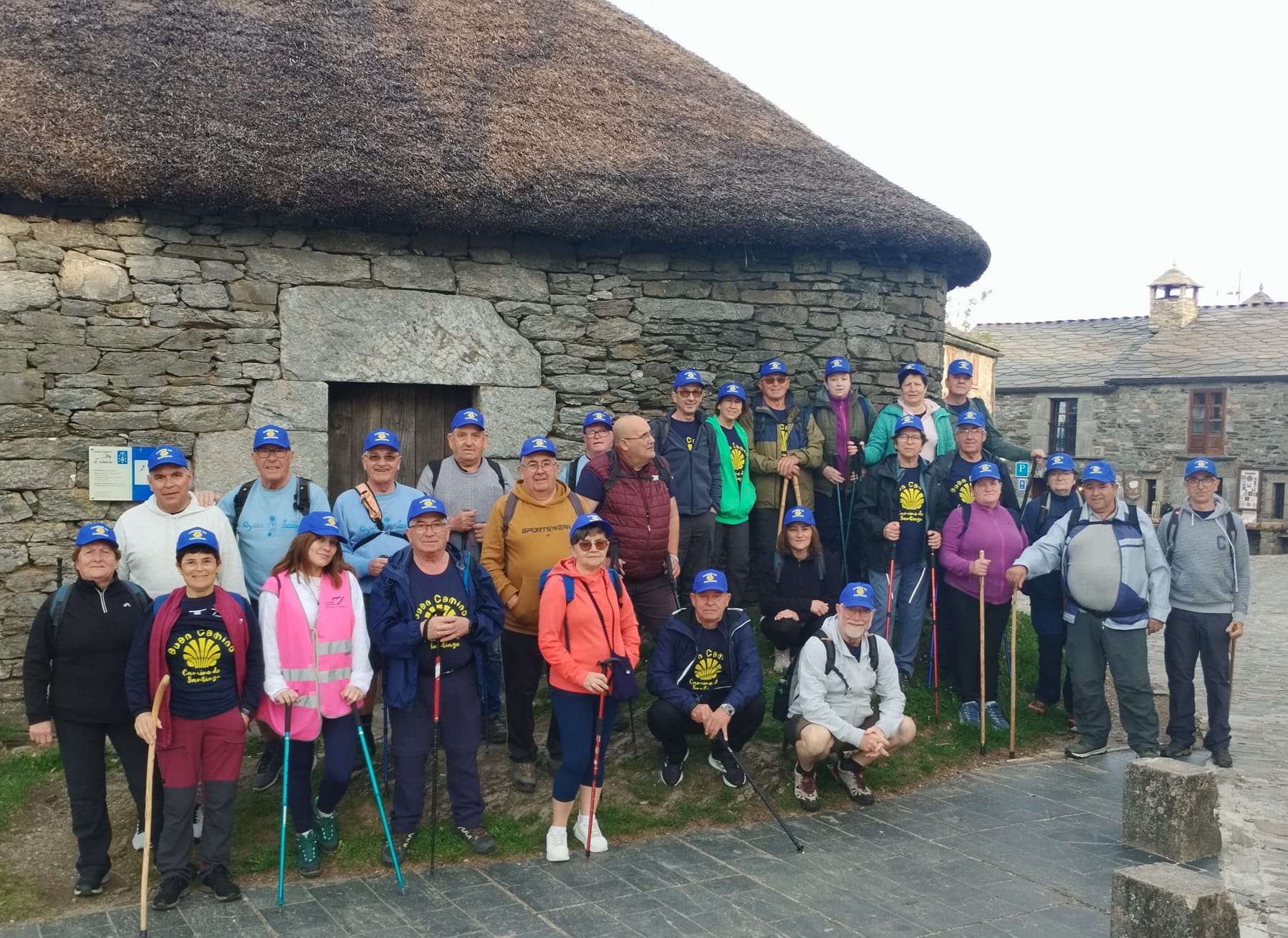 Trinta peregrinos de Barreiros completaron o pasado sábado a etapa O Cebreiro–Triacastela do Camiño Francés, dentro do programa anual da Asociación Camiñantes e Camiños, que percorre a ruta en oito etapas ao longo de 2026