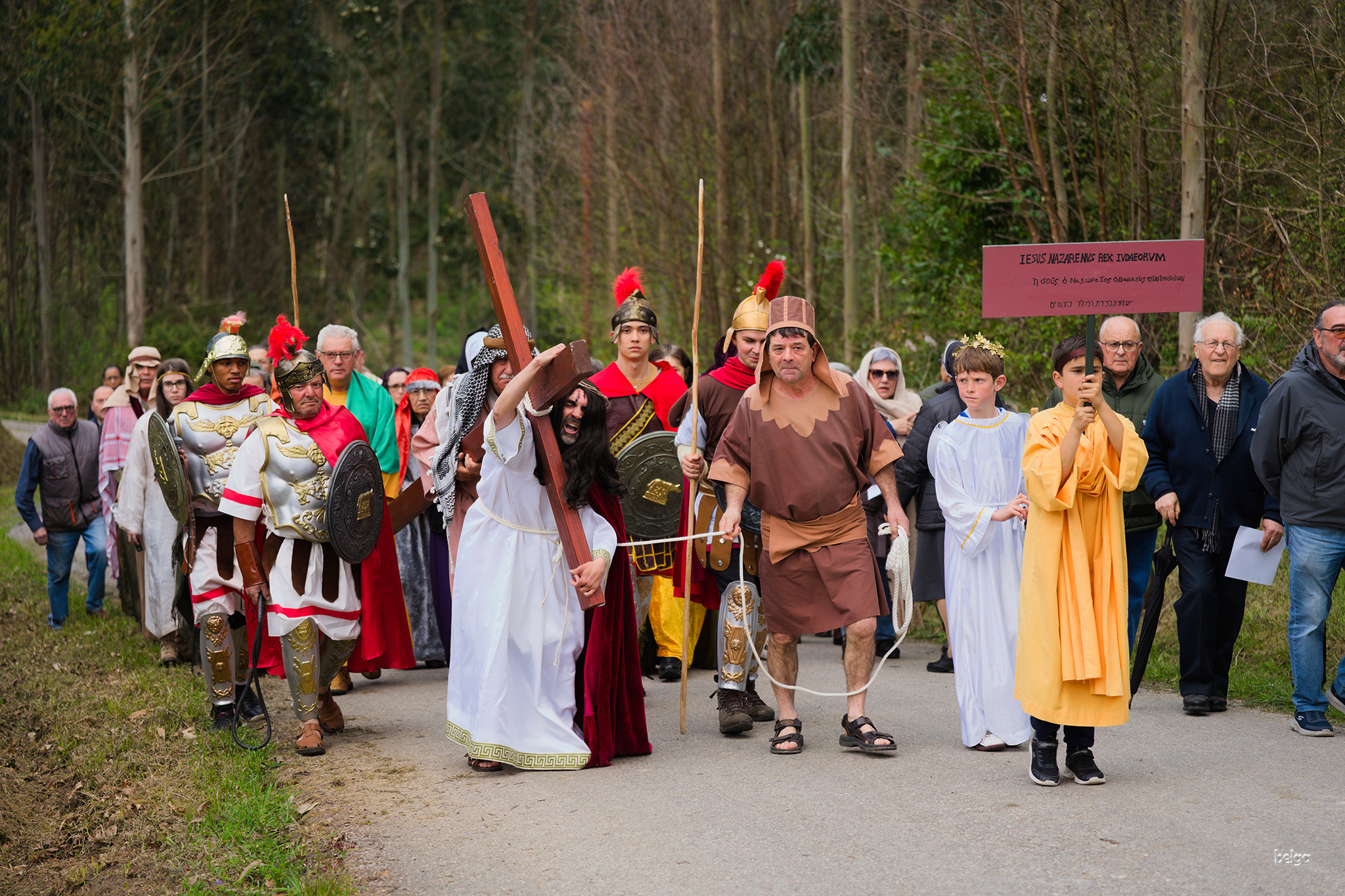 Na parroquia de Santo Tomé do Valadouro celébrase cada ano, no mércores santo, un Vía Crucis no que a Paixón de Xesús é representada polos propios veciños