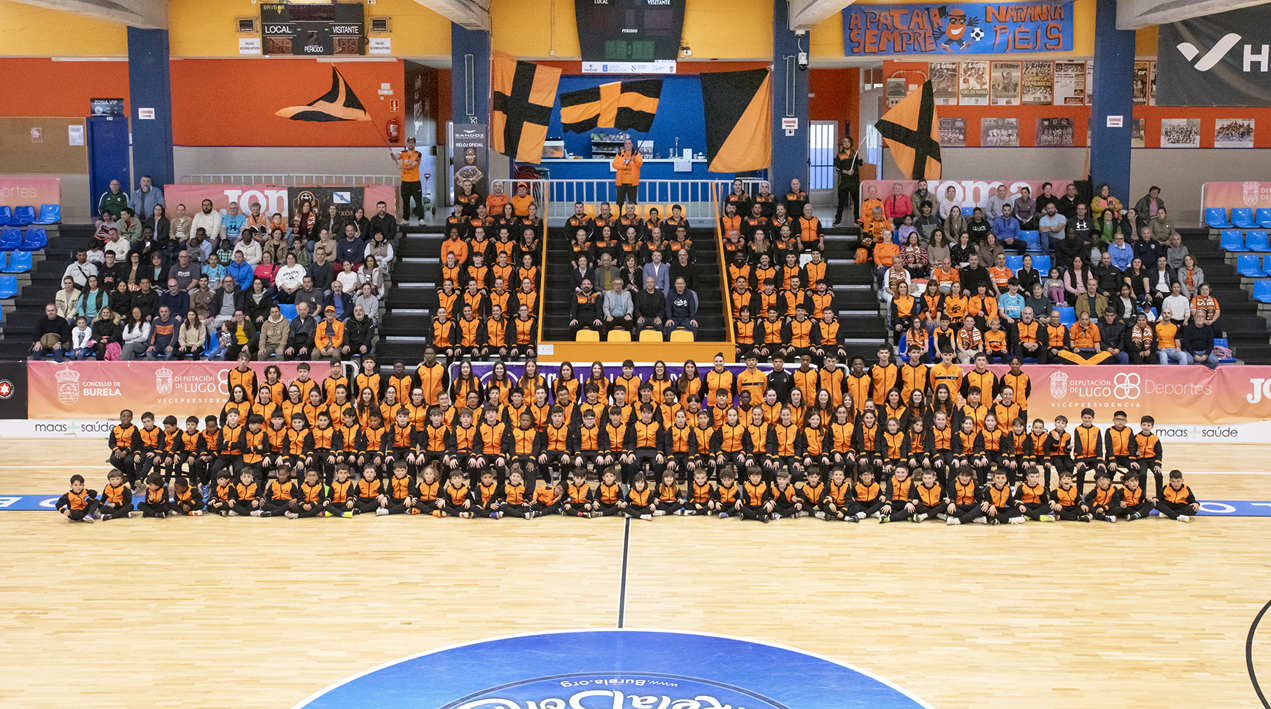 O Burela FS celebra a súa foto de familia con máis de 300 asistentes en Vista Alegre
