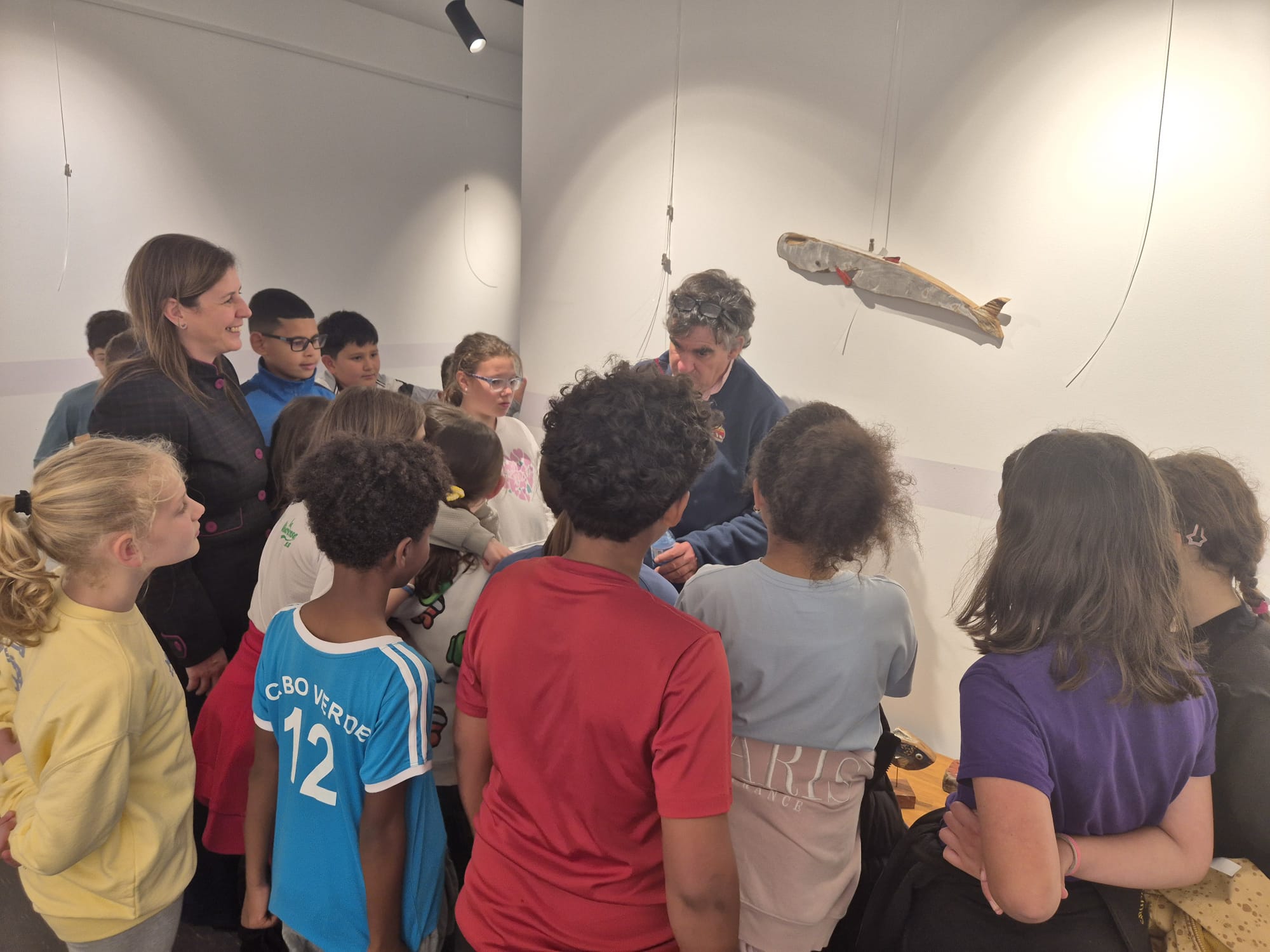 O alumnado do CEIP Península da Paz visita a exposición “Baleas a Flote” en San Cibrao