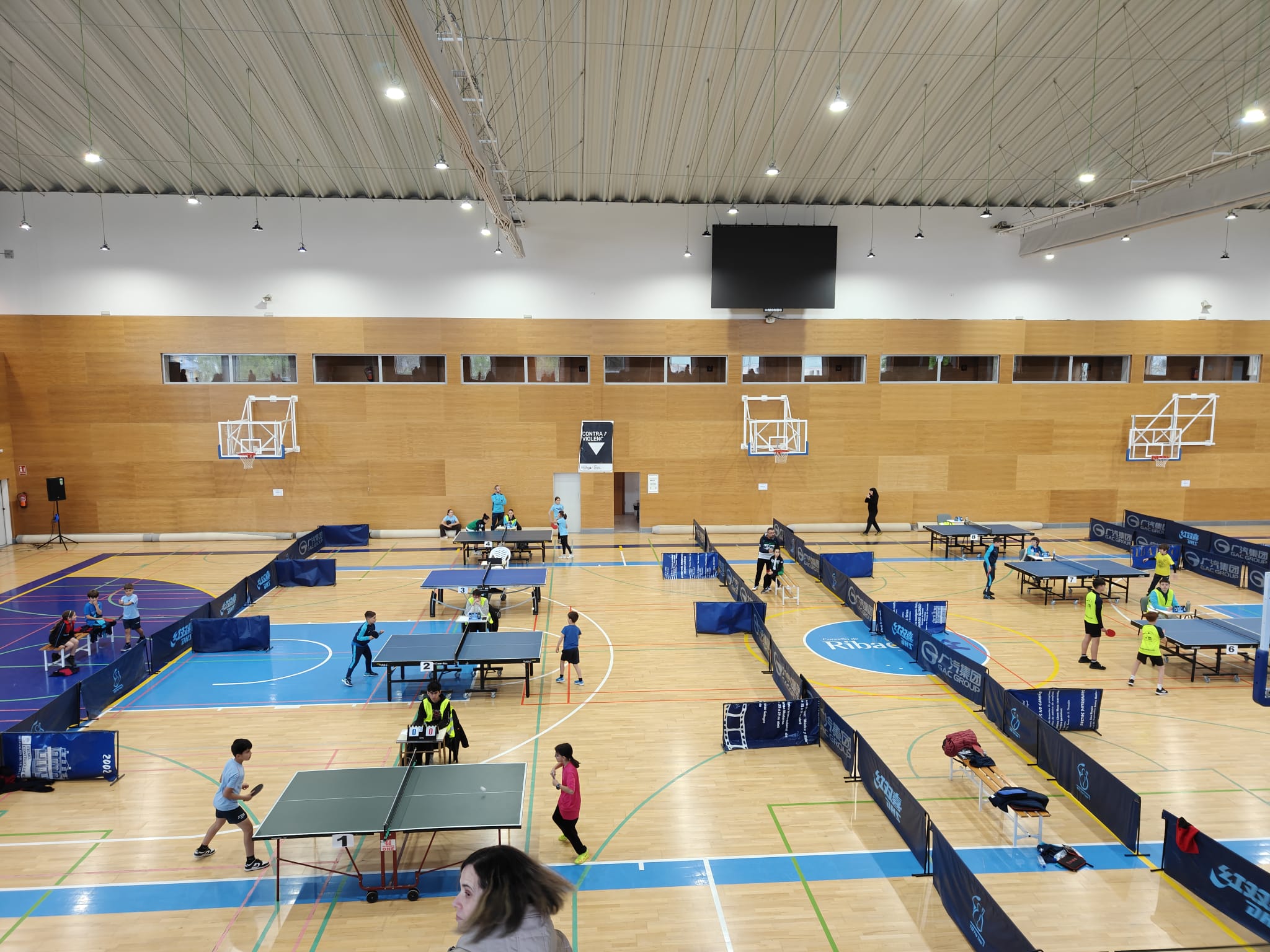 O pavillón municipal de Ribadeo acolleu este sábado un campionato provincial de tenis de mesa, que reuniu a 120 rapazas e rapaces chegados de diferentes puntos da provincia