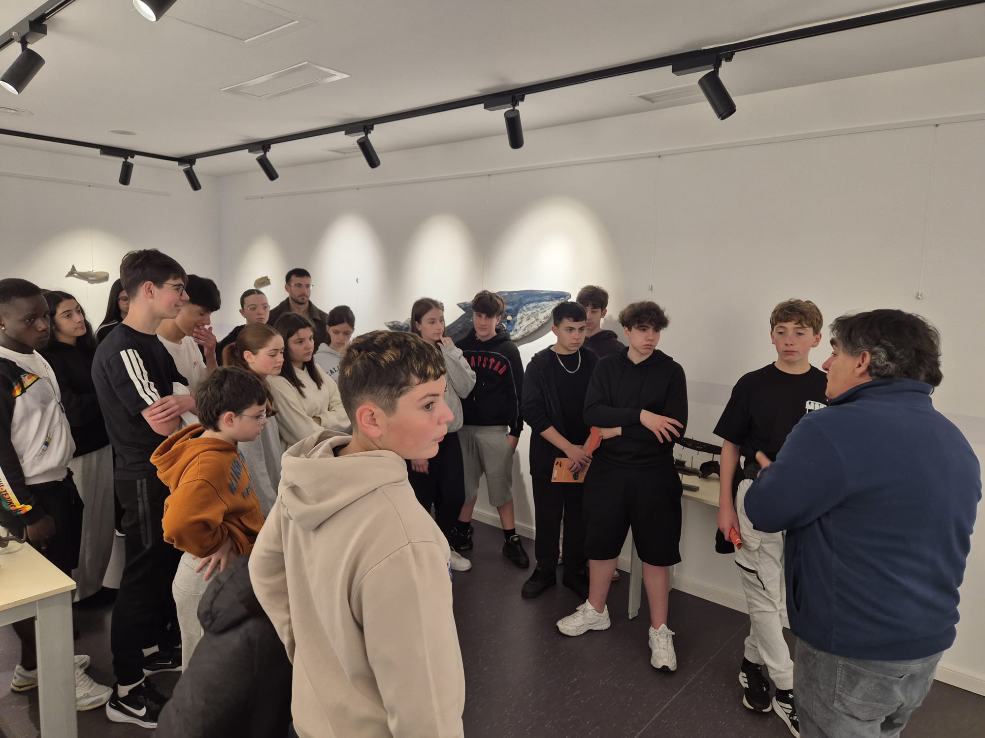 O alumnado do IES Marqués de Sargadelos visita a mostra “Baleas a Flote” en San Cibrao