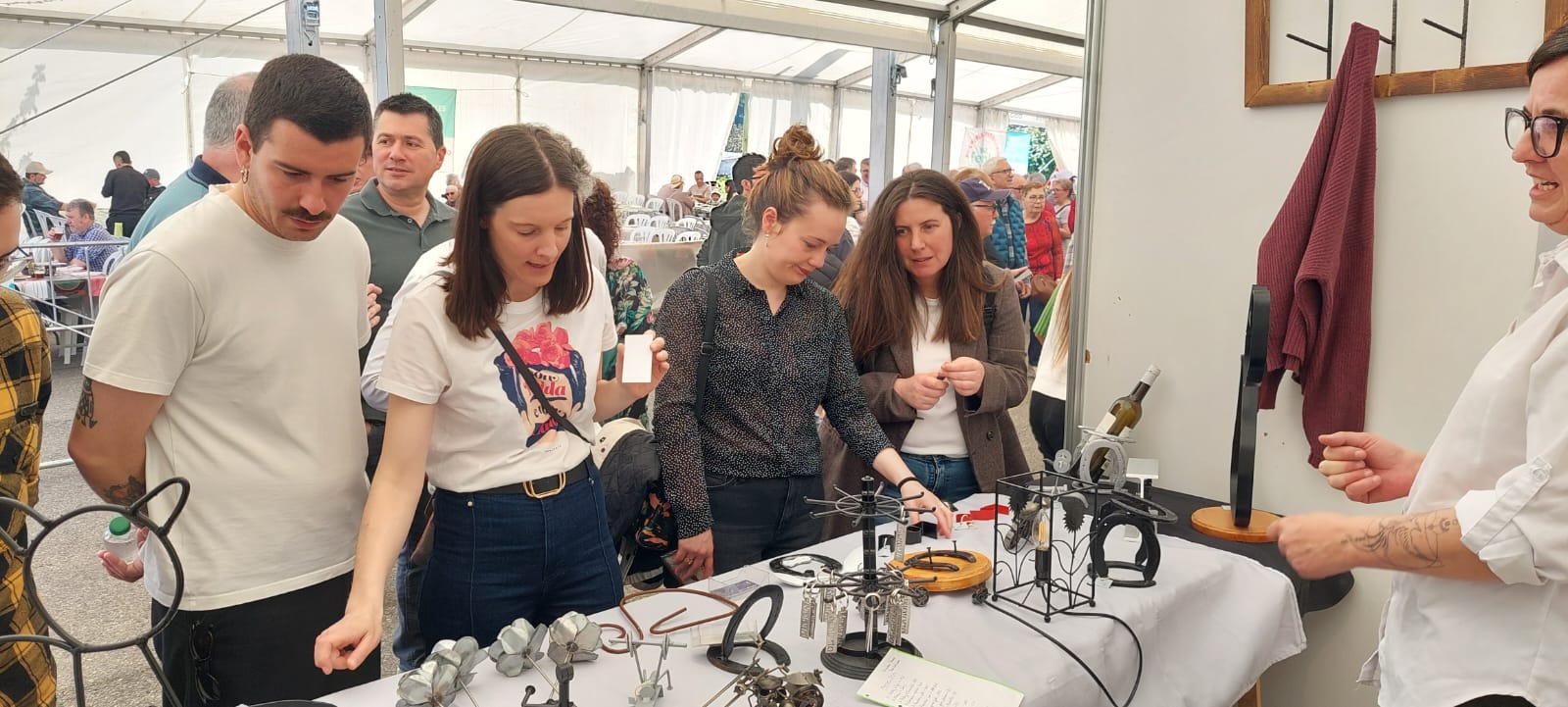 A deputada de Cultura, Iria Castro, asistiu este domingo á Feira da Artesanía do Ferro de Riotorto, organizada pola Asociación para a Promoción Social dos Ferreiros. Participou no acto inaugural, con pregón do actor Luis Besteiro, e visitou as demostracións dos ferreiros locais e doutros puntos de Galicia e España