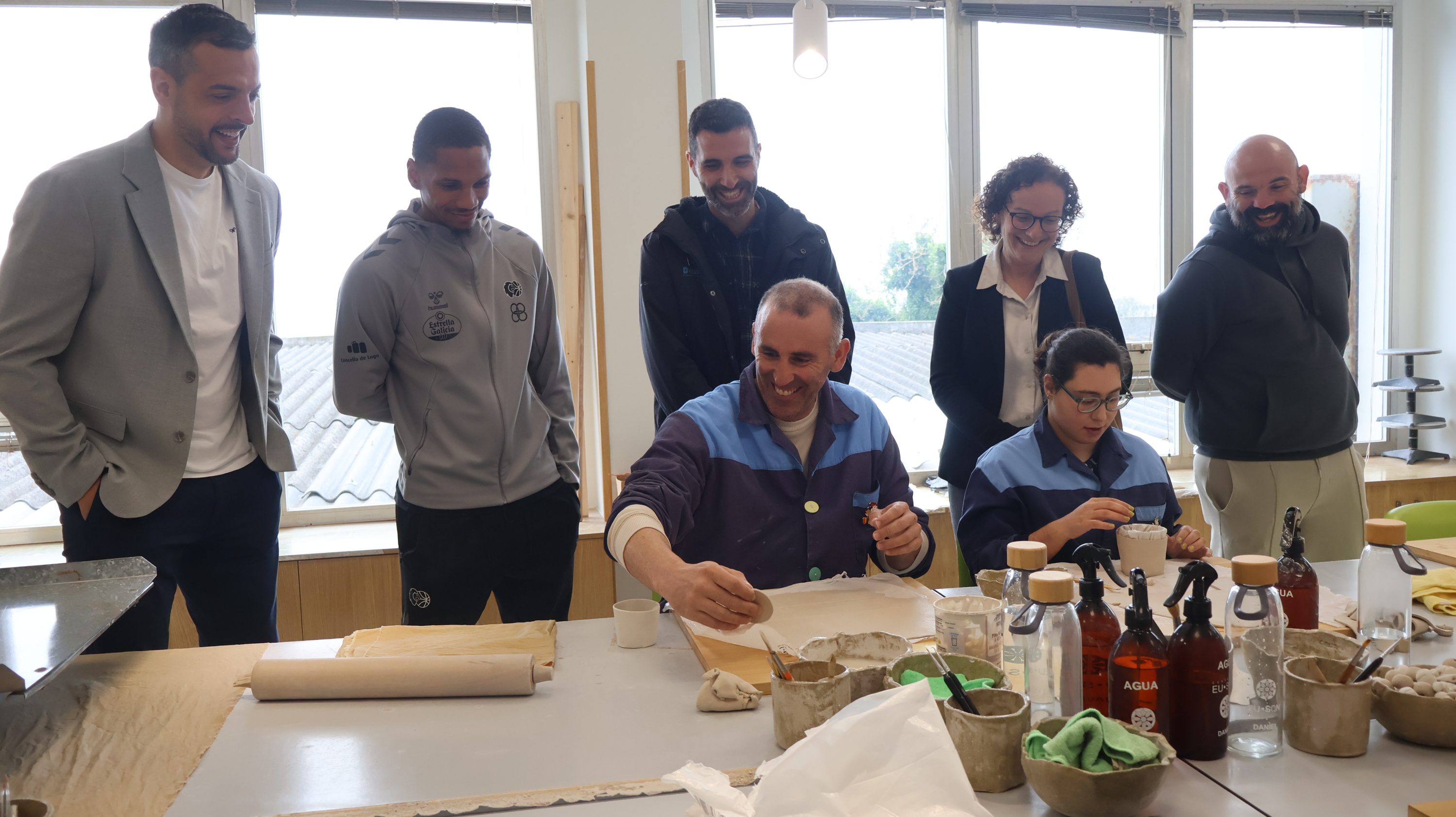 DeWayne Russell e Salva Arco, do CB Breogán, visitaron ás persoas usuarias da Fundación Eu Son de Burela da man da Vicepresidencia da Deputación