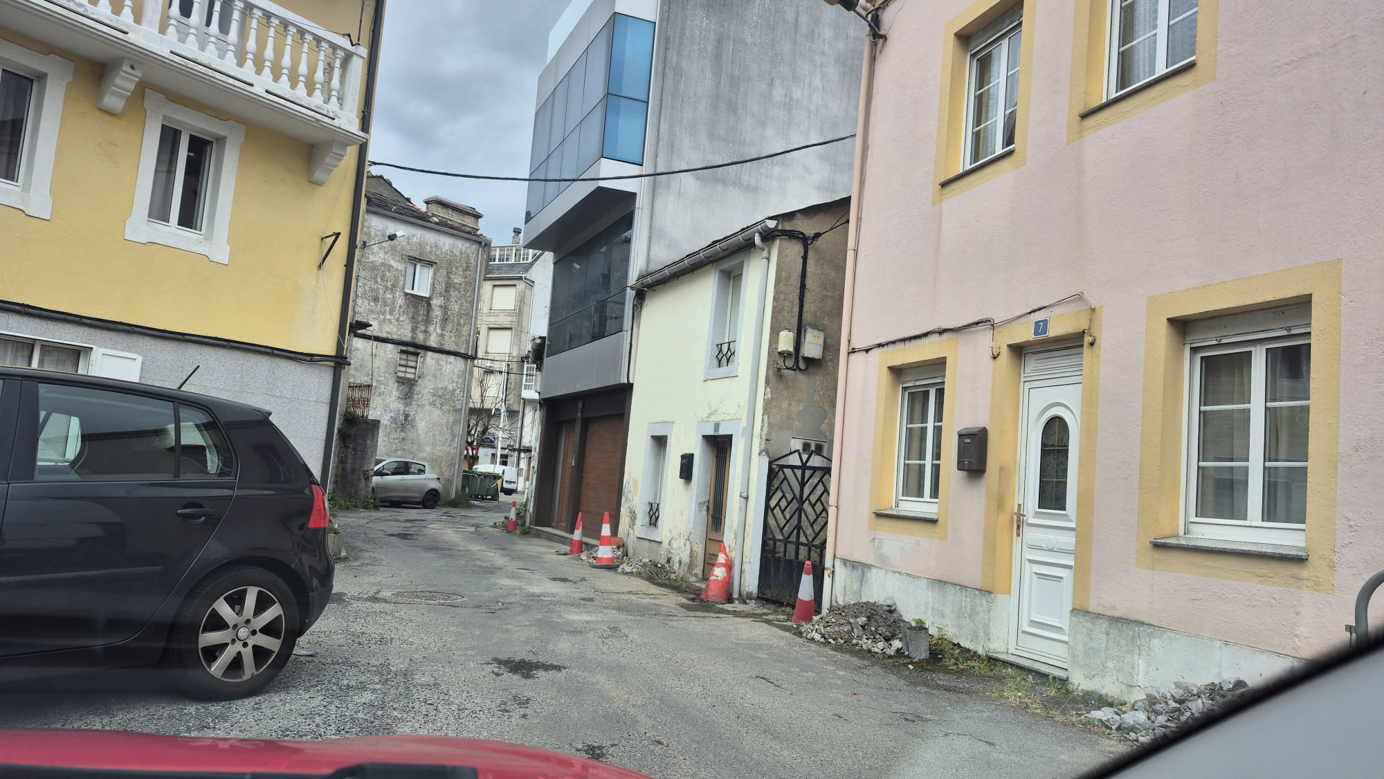 Comezan as obras de renovación de servizos e pavimentos na Avenida de Santiago, en Covas