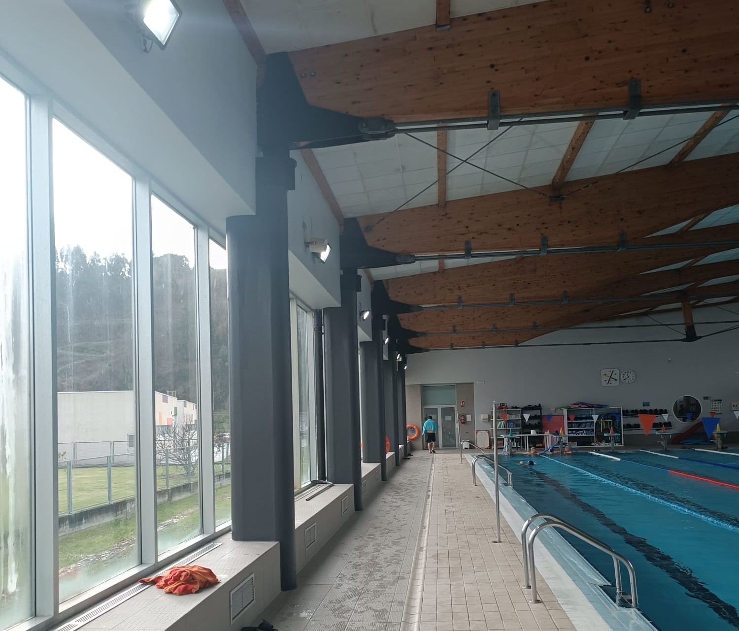 Continúan as obras de mellora e conservación da piscina municipal de Viveiro