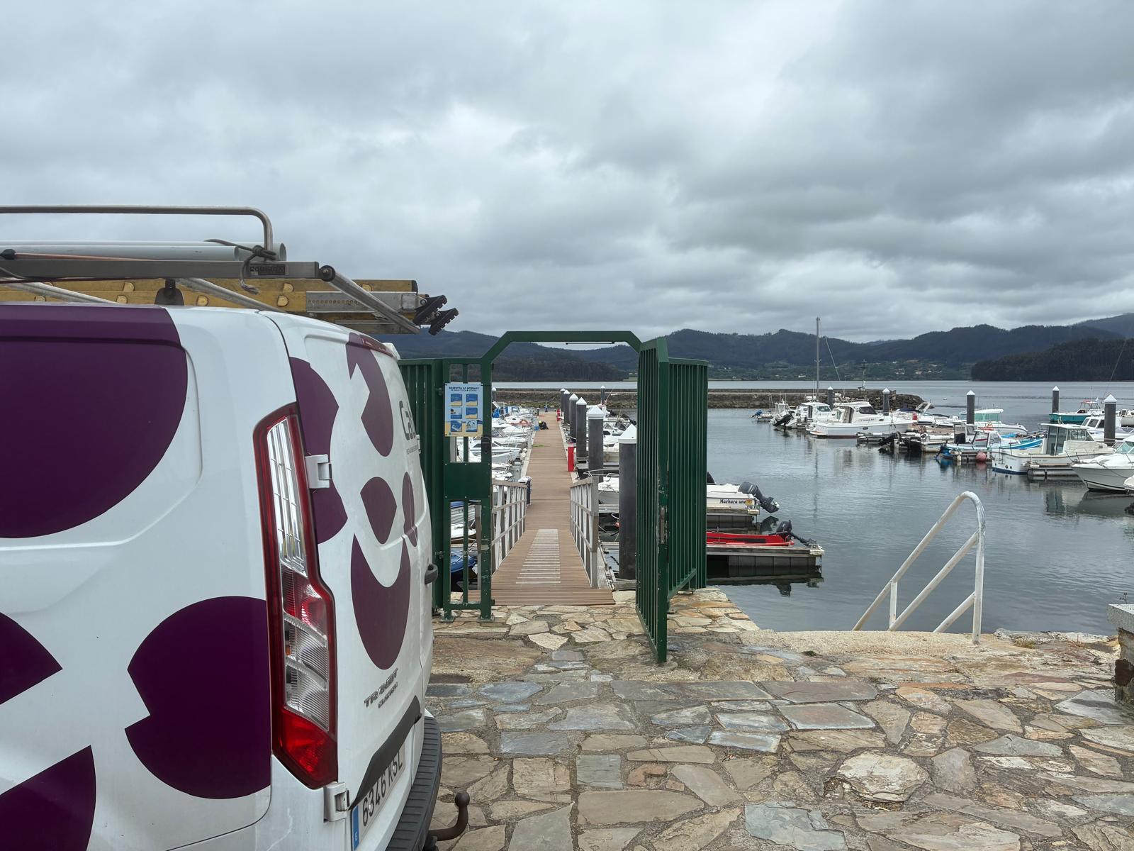 O porto deportivo de Ortigueira mellora as súas instalacións coa renovación das torretas de subministración