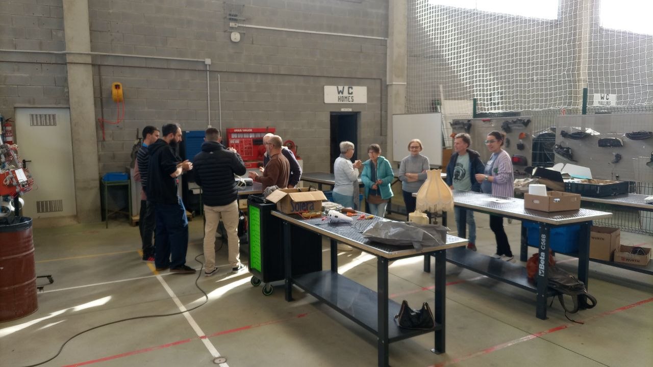 O CIFP Porta da Auga de Ribadeo acolle unha nova edición da xornada de reparación organizada por amarinha.gal