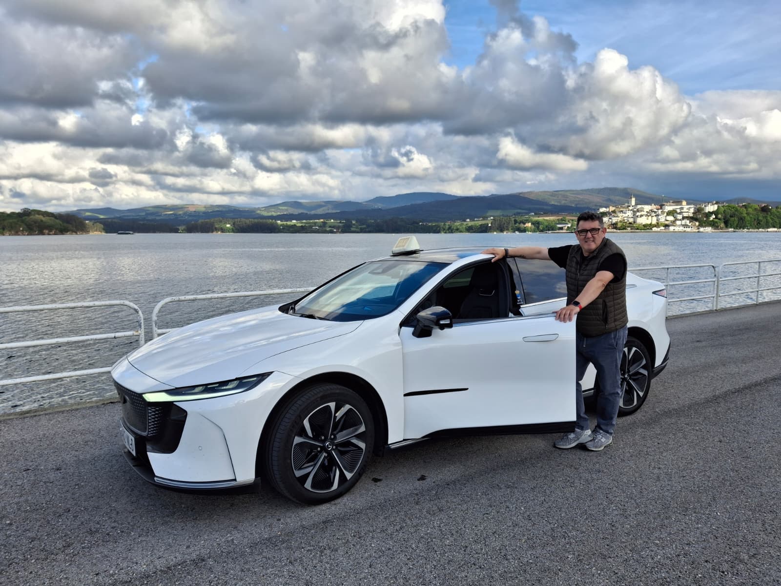 José Fernández García, de Ribadeo, conducirá o primeiro taxi eléctrico da Mariña