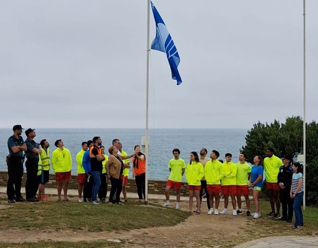 Ribadeo precisa 12 socorristas, 2 sanitarios e 2 operarios de limpeza para o verán