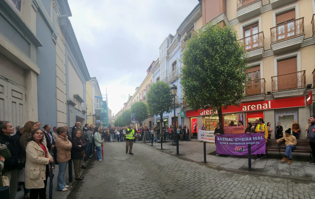 Preto de trescentas persoas mobilízanse en Ribadeo contra o despedimento en Arenal Perfumerías