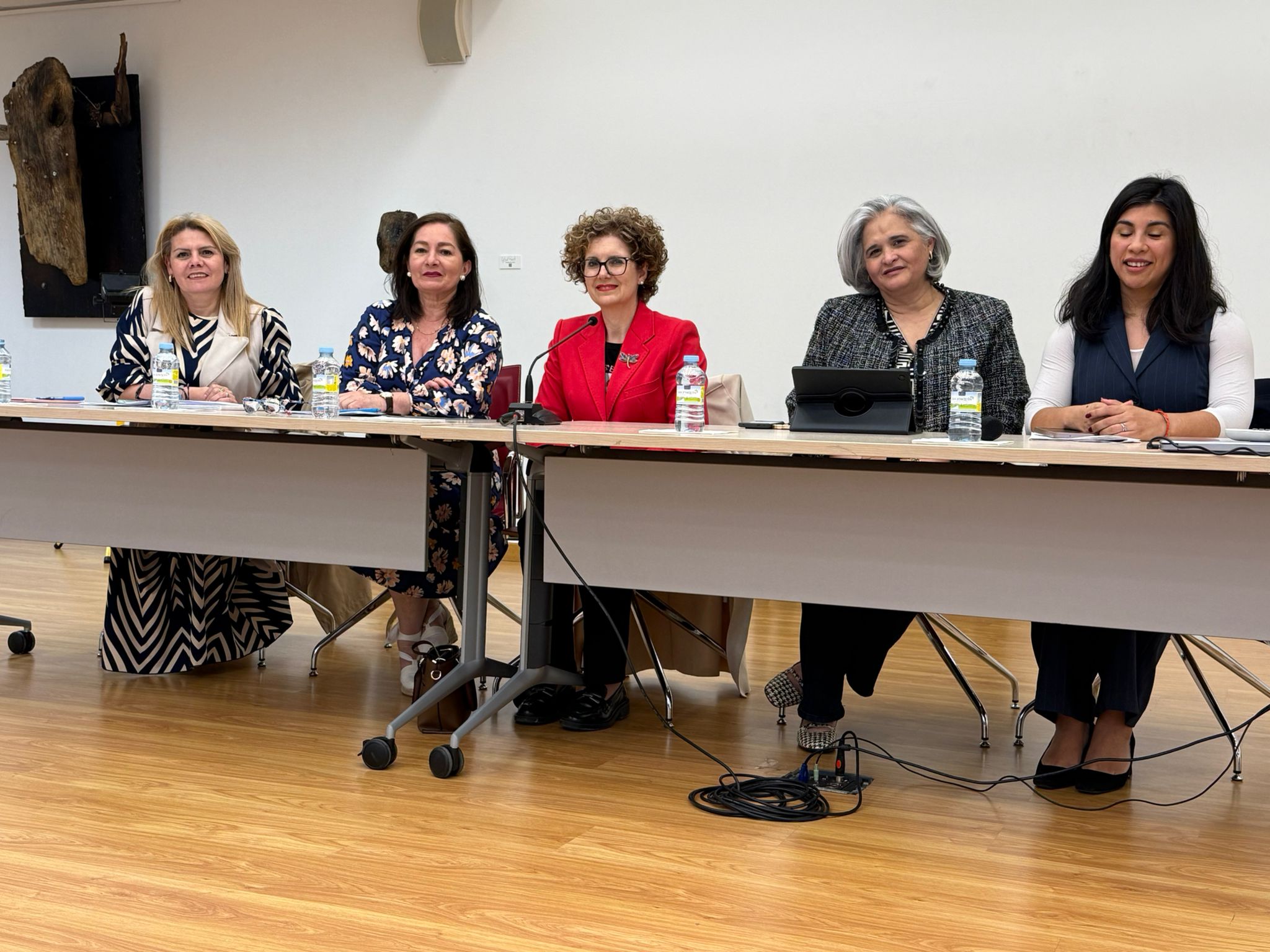 O pasado sábado celebrouse no Espazo Cultural El Liceo de Navia unha sesión informativa sobre a Regularización Extraordinaria 2026 e a recente modificación do Regulamento de Estranxeiría