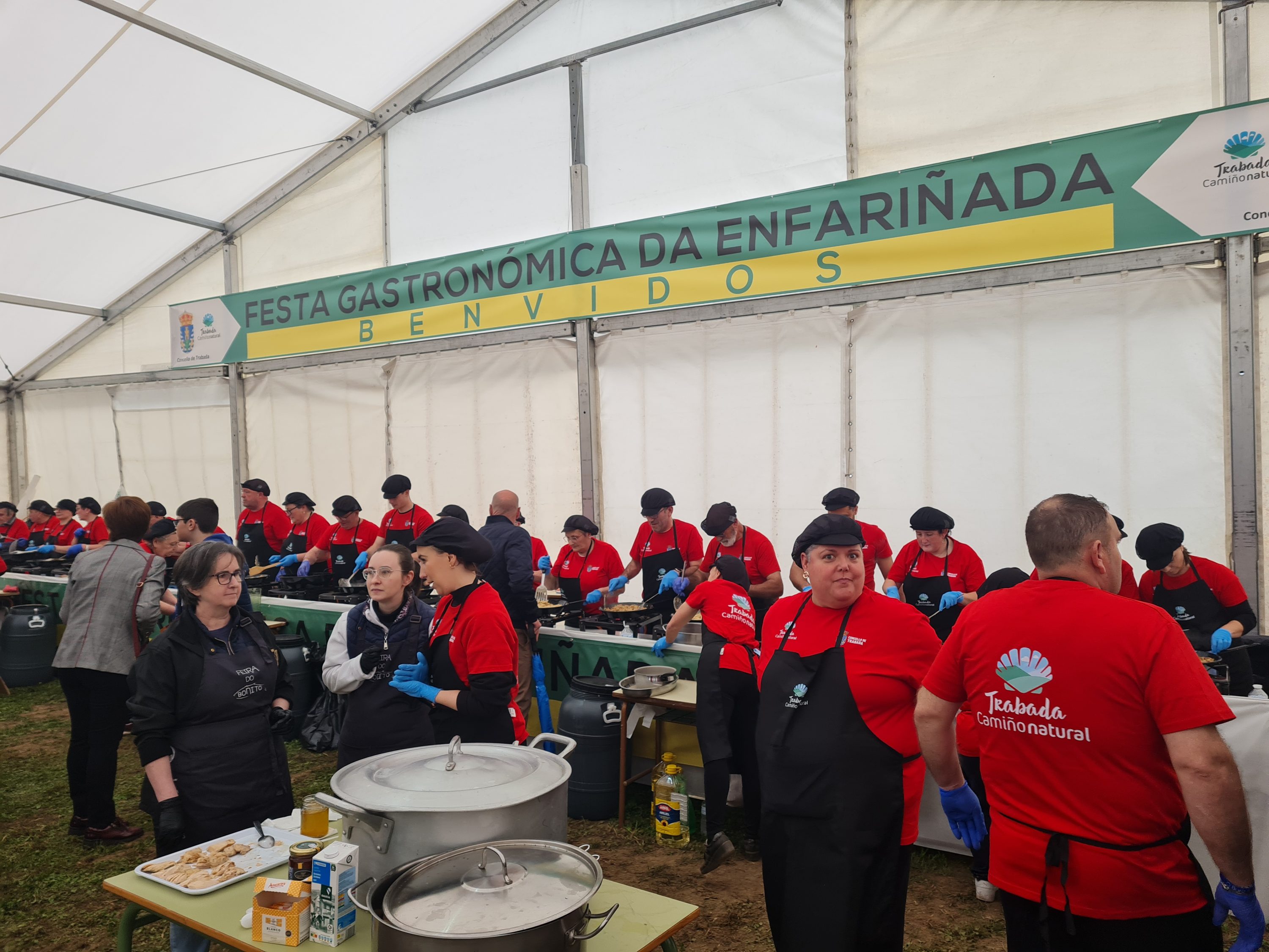 Trabada celebra unha multitudinaria VII Festa da Enfariñada con 750 racións servidas
