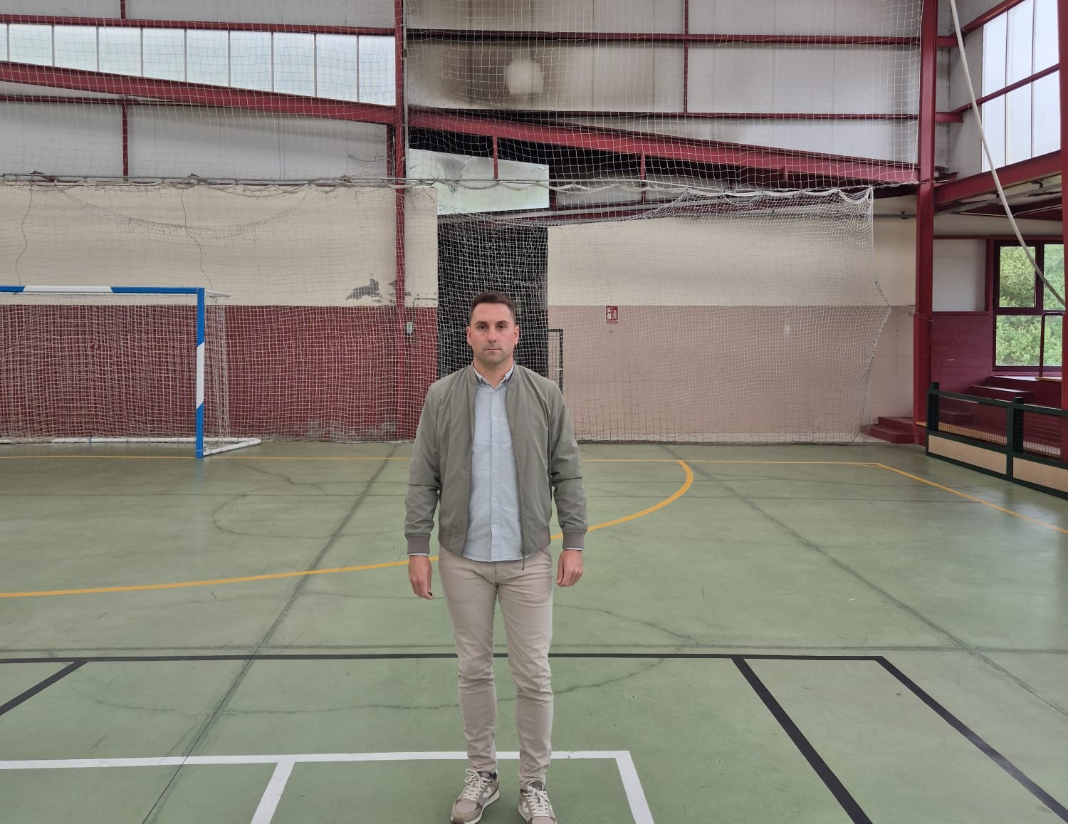 Trabada avanza na recuperación dos vestiarios do pavillón municipal tras o incendio de xaneiro