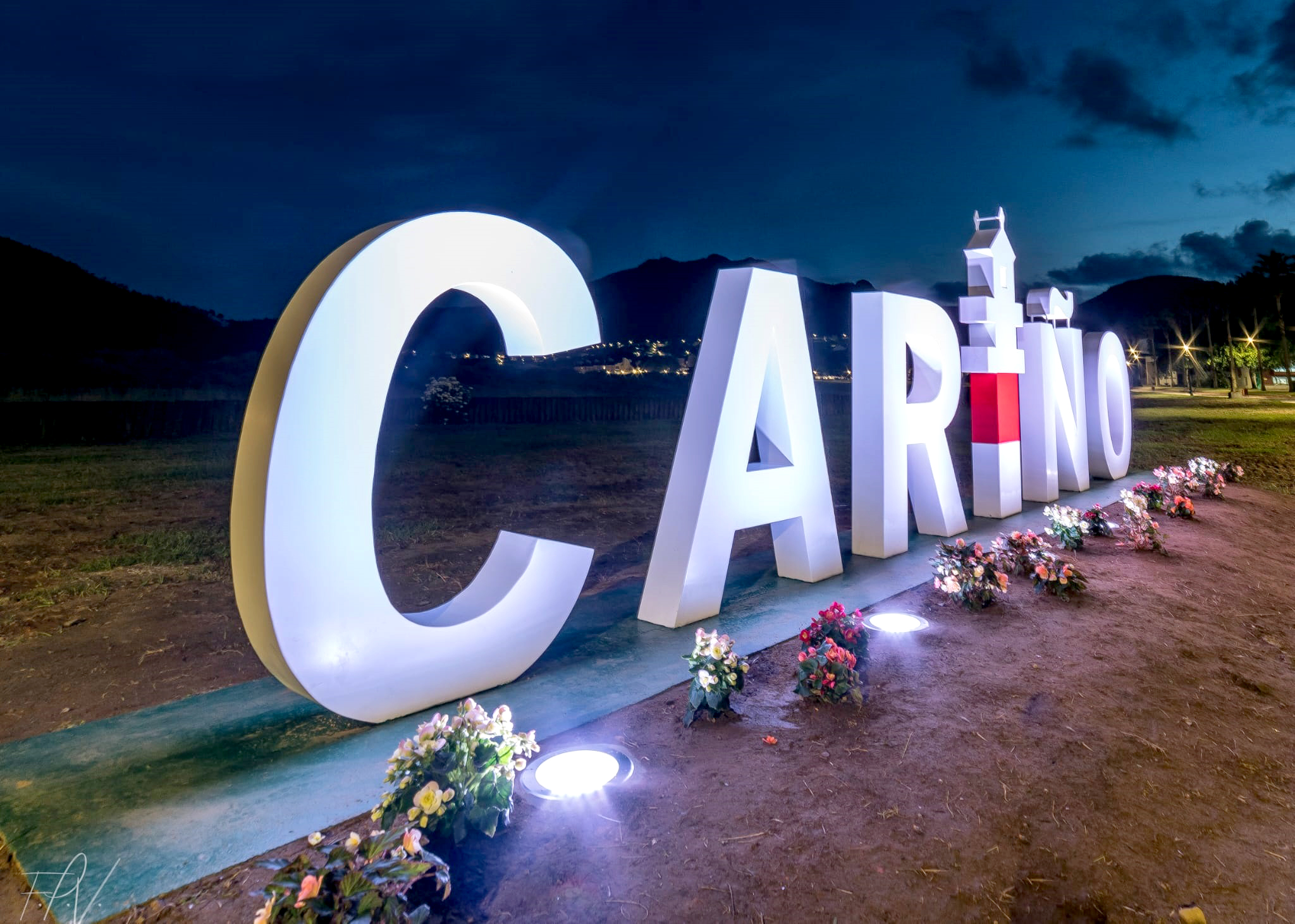 Un novo letreiro dá visibilidade ao nome de Cariño e impulsa o seu turismo