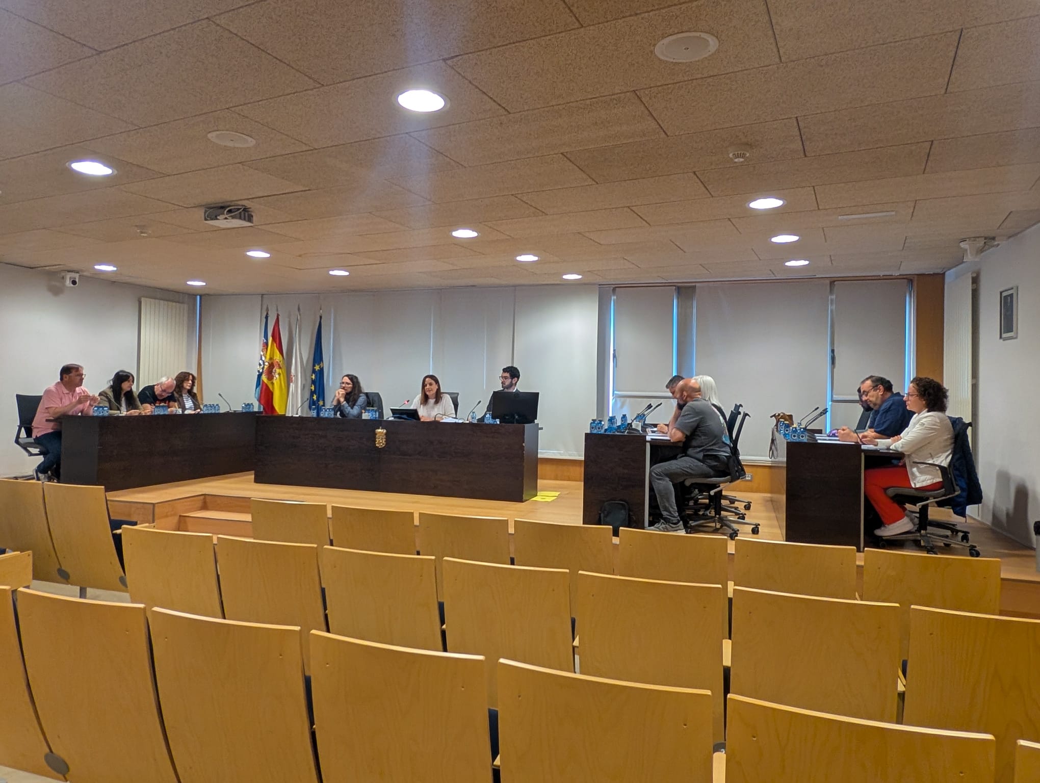 O profesor Pepe Otero entrega ao Concello de Foz a recadación de Un paseo polo labirinto