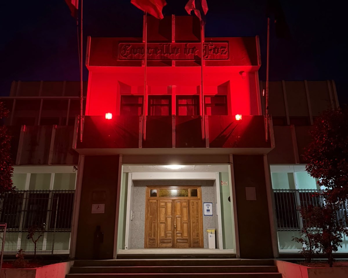 Foz ilumina estes días a fachada da Casa do Concello en cor vermella con motivo do Día Mundial da Hemocromatose