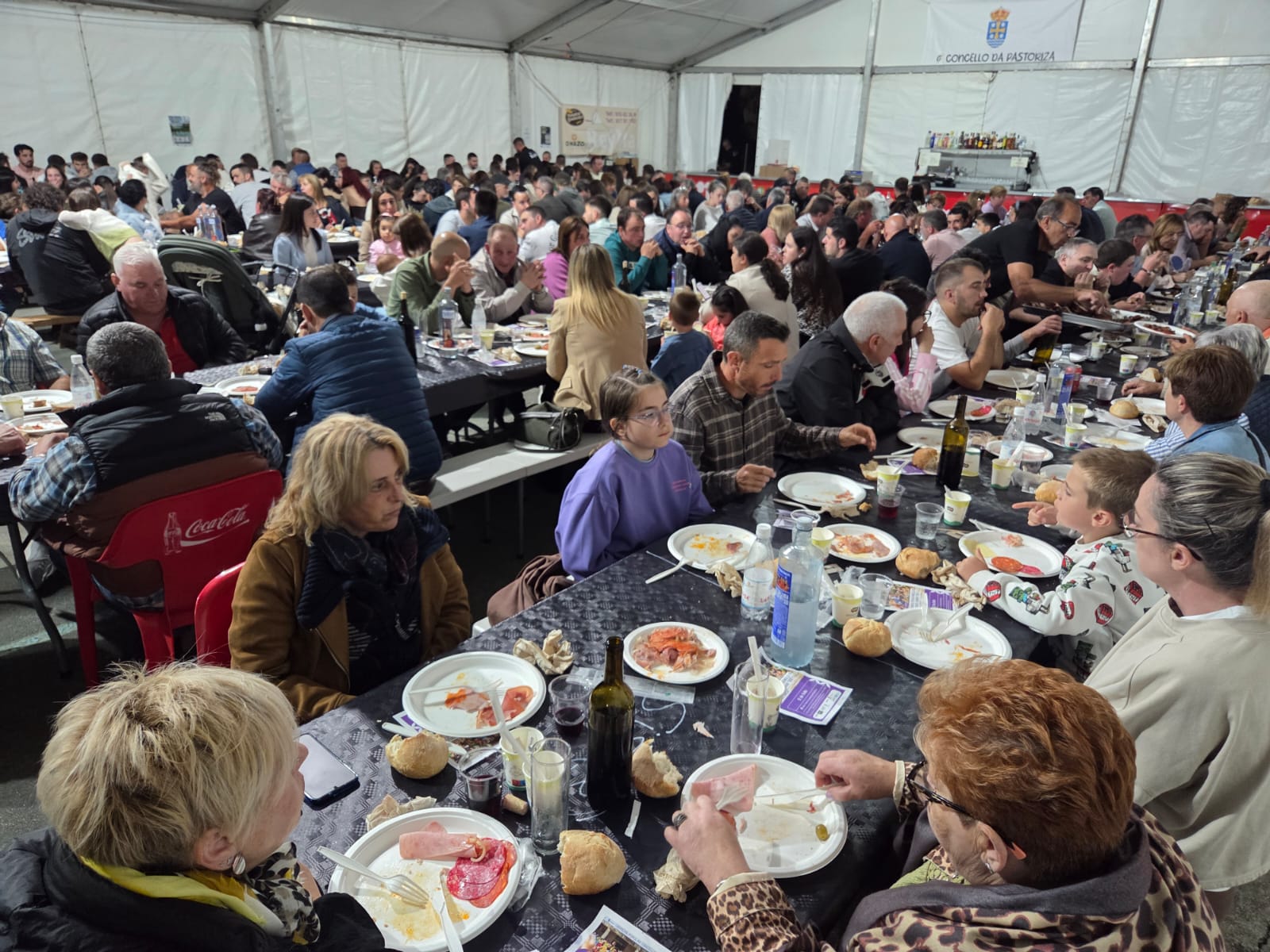 Pastoriza celebrou con éxito este venres a segunda edición da Festa da Xuventude, que reuniu unhas 230 persoas nunha cea popular seguida dunha animada verbena con actuacións locais