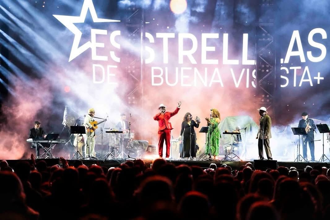 O son cubano de Estrellas de Buena Vista y Más porá o broche ao Ribadeo Indiano