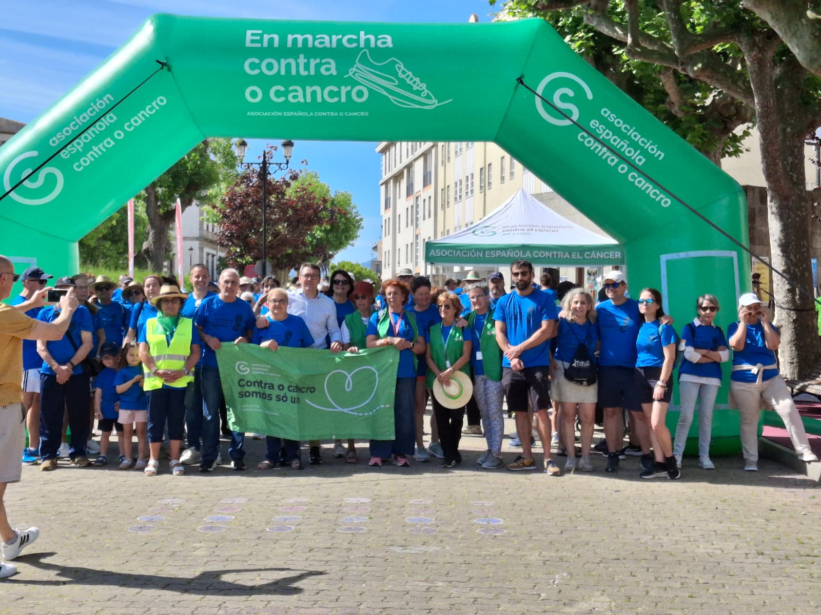 Ducias de persoas participaron este sábado na II Andaina Ribadeo en marcha contra o cancro, organizada pola AECC. A saída tivo no parque de San Francisco e seguiu pola rúa Villafranca del Bierzo, Avenida Calvo Sotelo ata a Illa Pancha e volta ao punto inicial