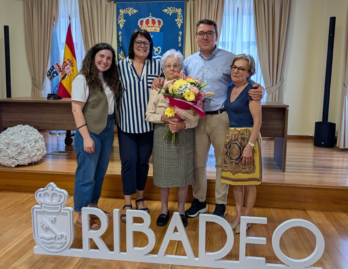 Mercedes Corbelle Tella recibe a homenaxe do Concello de Ribadeo polos seus 100 anos