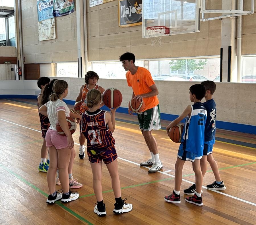 Ribadeo acolle estes días a celebración de 3 campus deportivos que reúnen a máis de 200 nenas e nenos