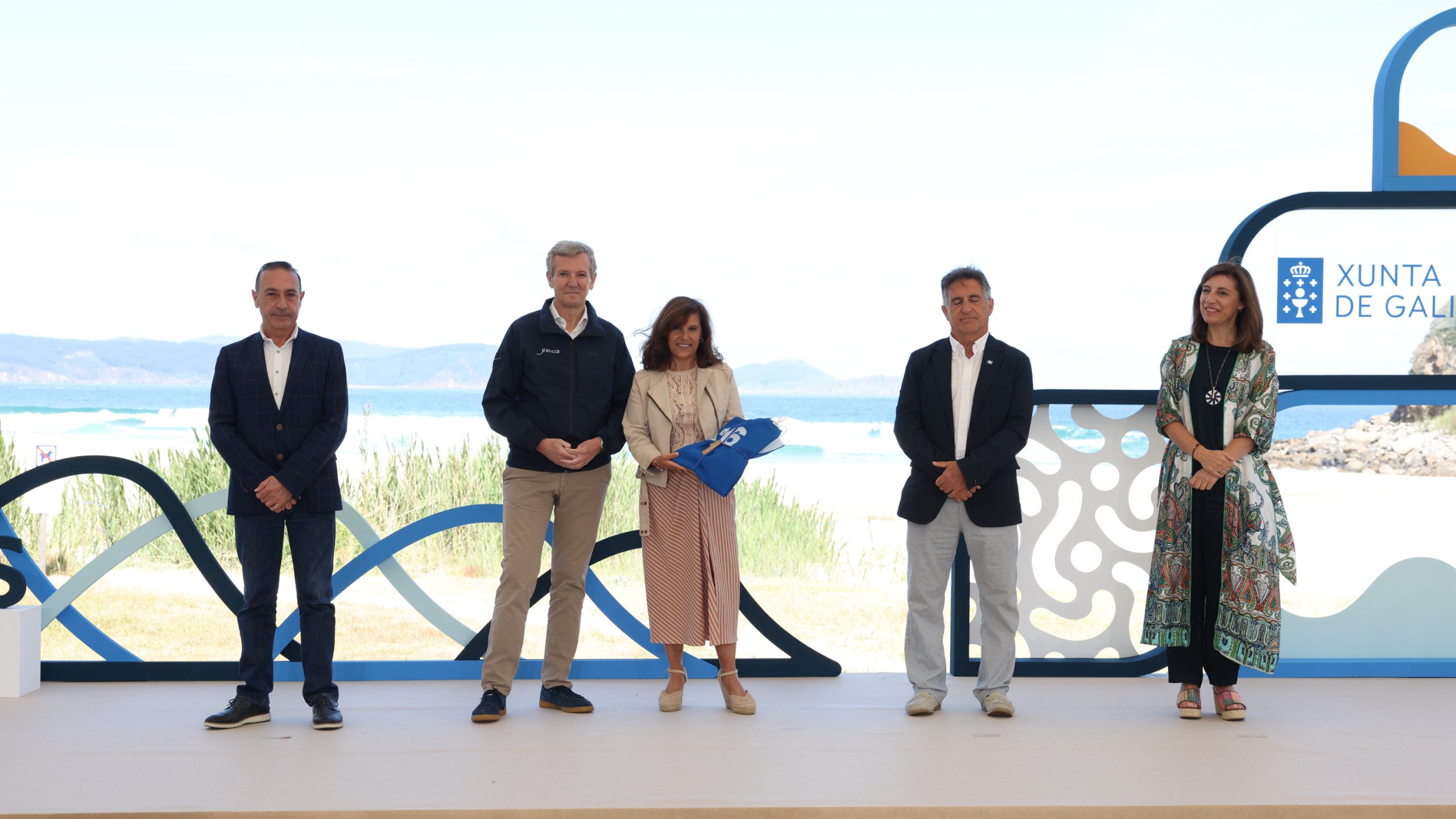 Viveiro celebra a renovación da bandeira azul na praia de Area