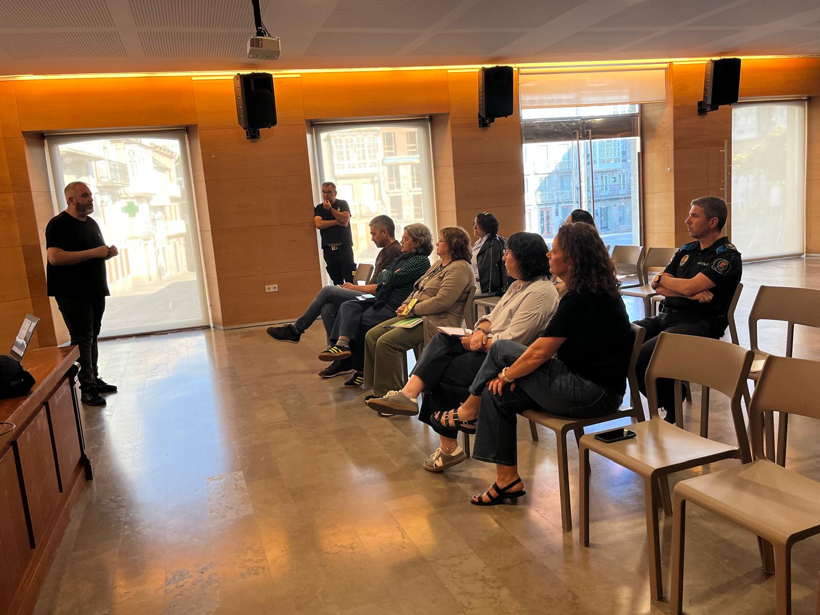 O Concello de Viveiro forma ao persoal municipal no uso de desfibriladores