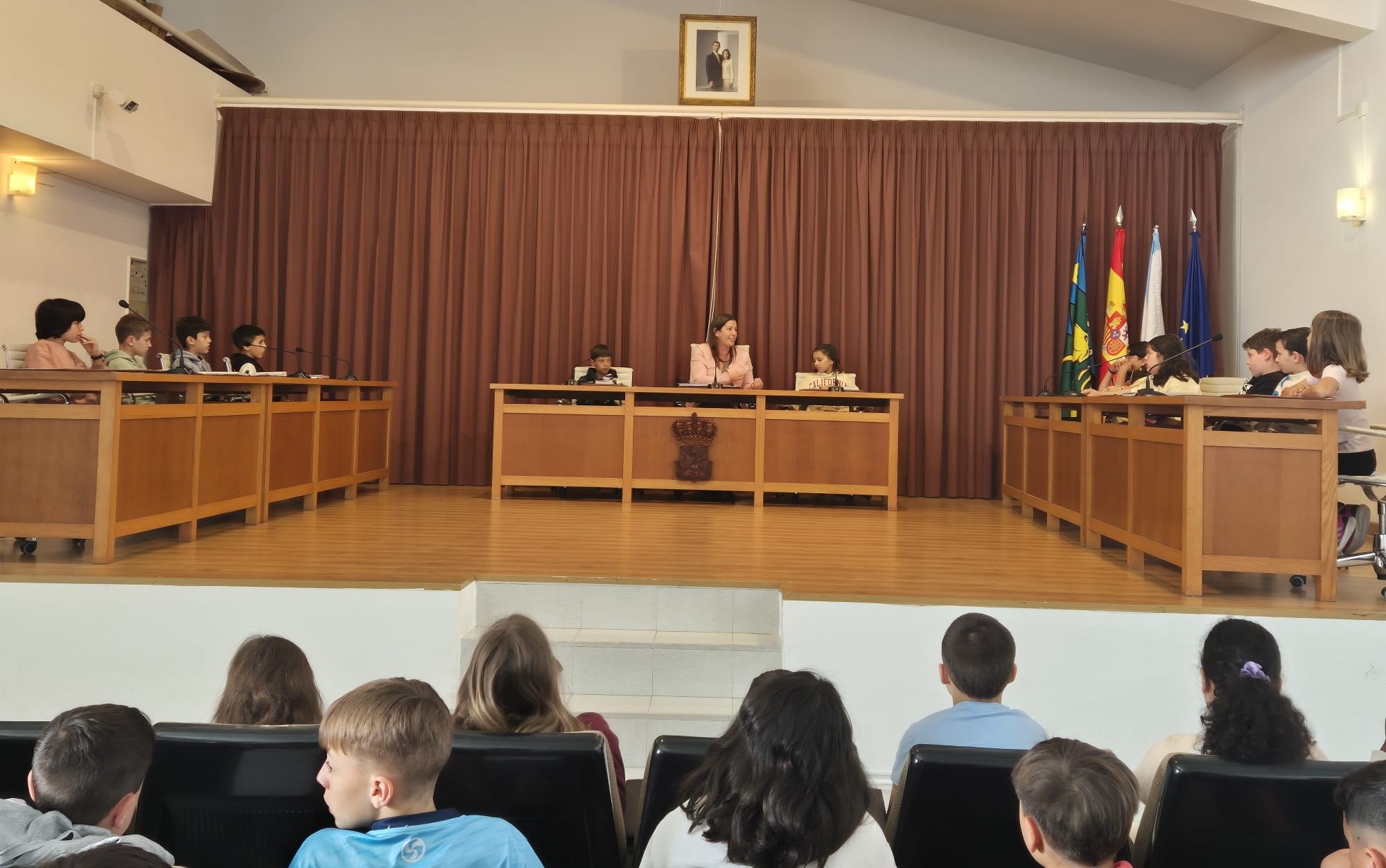 O alumnado do CEIP de Cervo coñeceu de preto o funcionamento do Concello da man da alcaldesa
