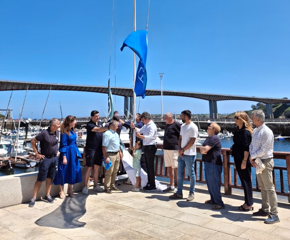 O alcalde, Dani Vega, asistiu ao izado da bandeira azul e do resto de galardóns que recibiu neste 2026 o Real Club Náutico de Ribadeo, que preside Pablo Fernández