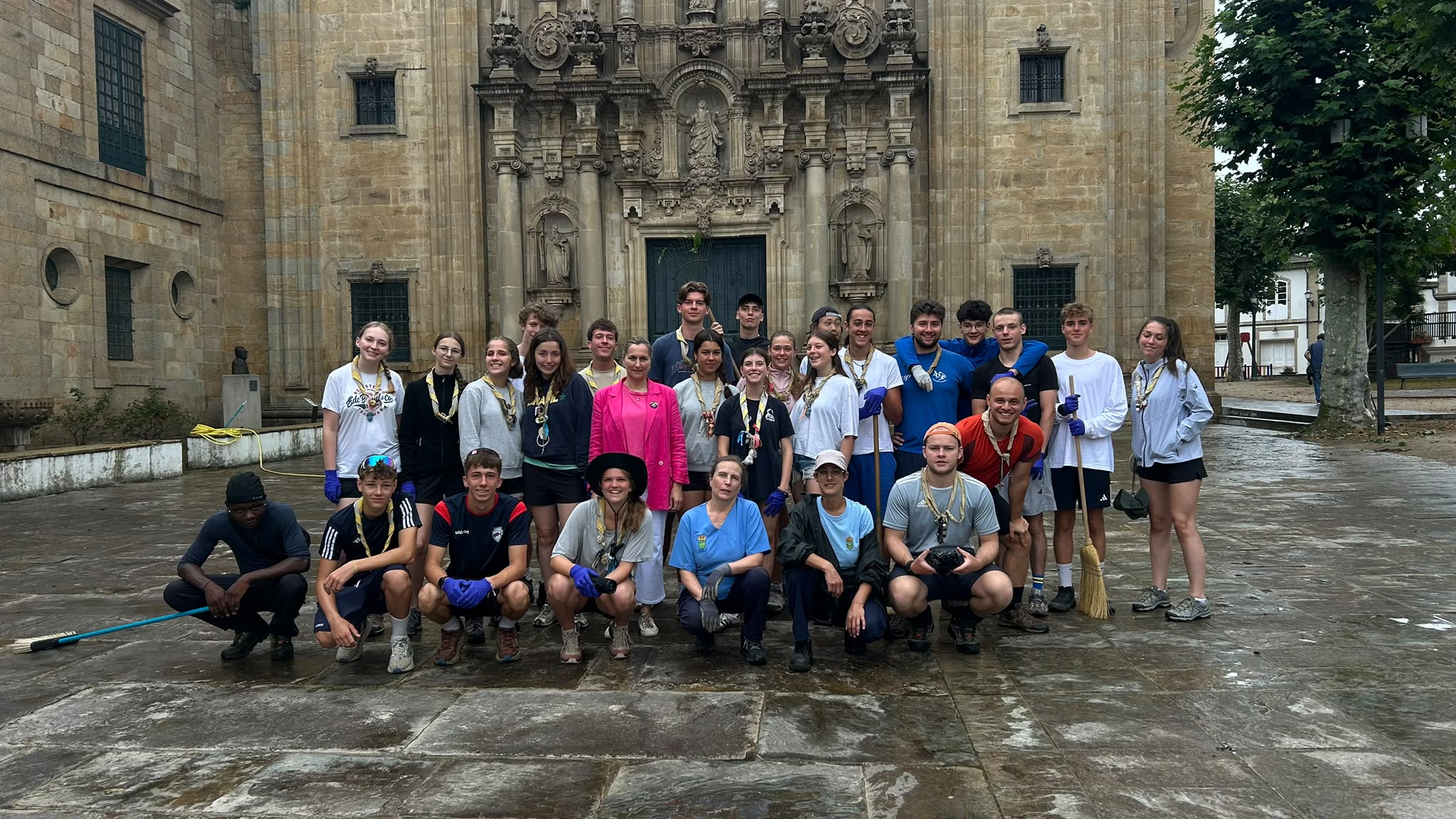 Un grupo de scouts axuda ao Concello de Lourenzá no acondicionamento de zonas públicas
