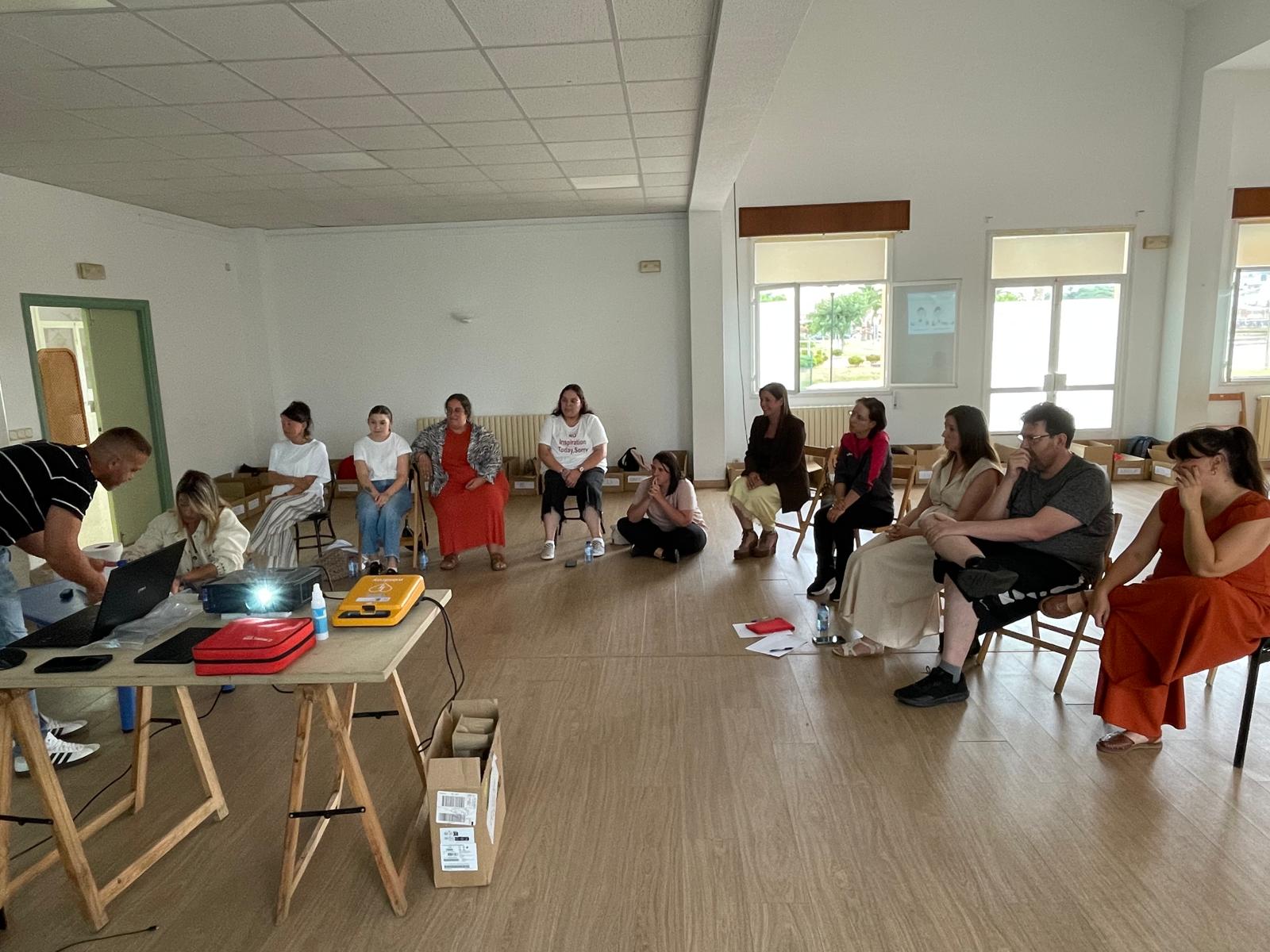 A Escola Infantil Municipal de Cervo recibe formación acreditada en soporte vital básico e uso do DESA
