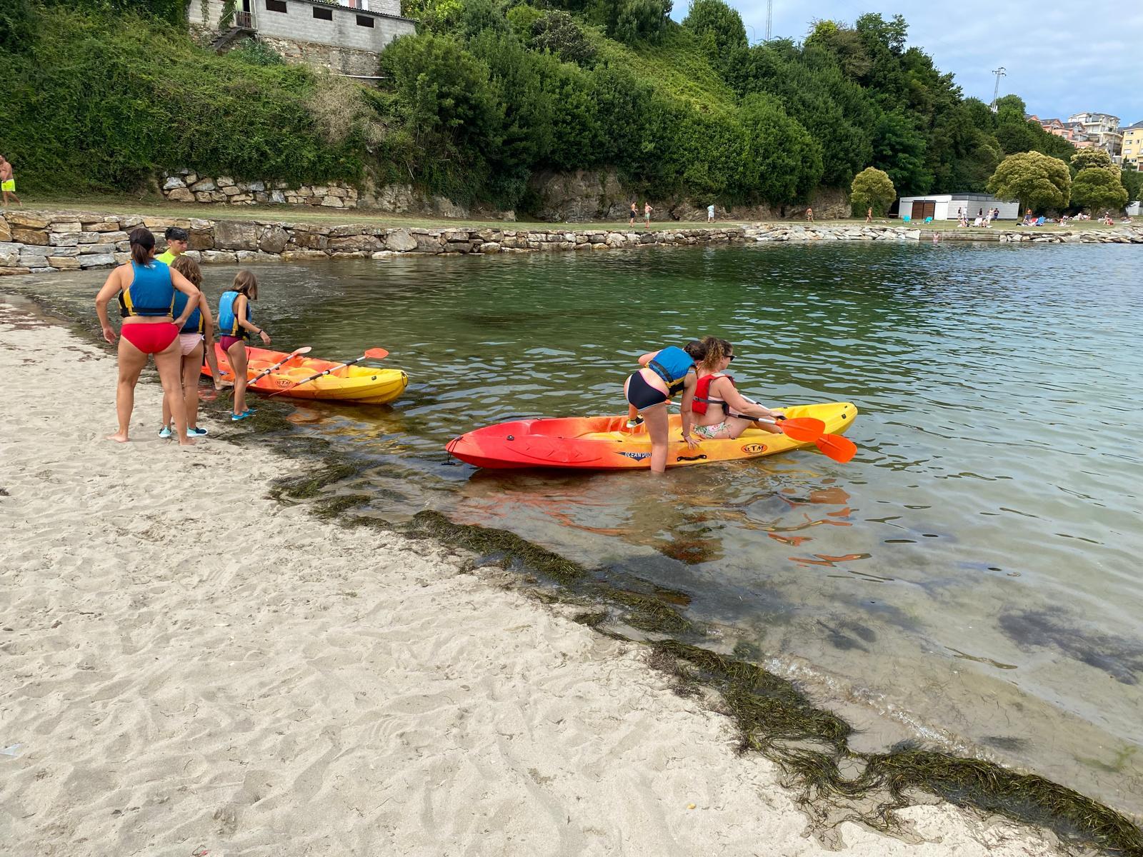 As actividades de verán en Ribadeo continúan con kaiaks, paddel surf e deslizadores acuáticos