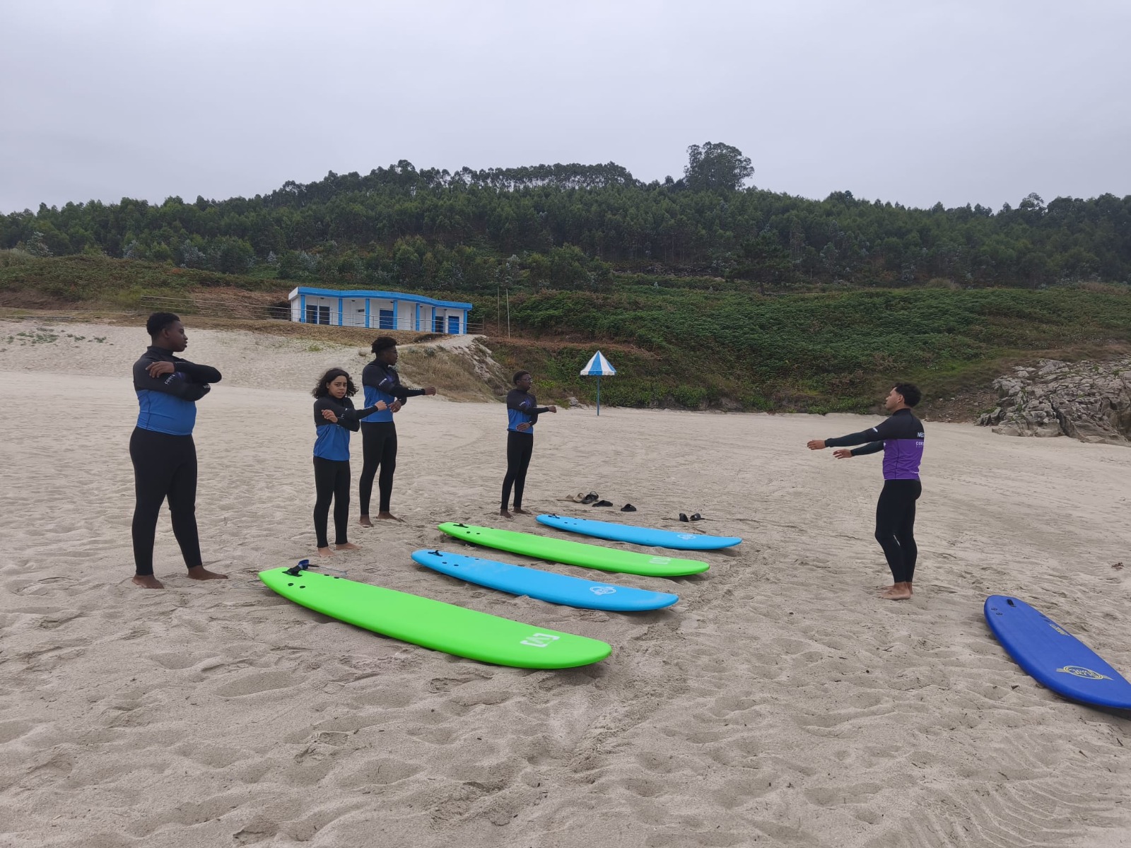 O Grupo de Participación Adolescente de Burela participa nunha xornada de surf