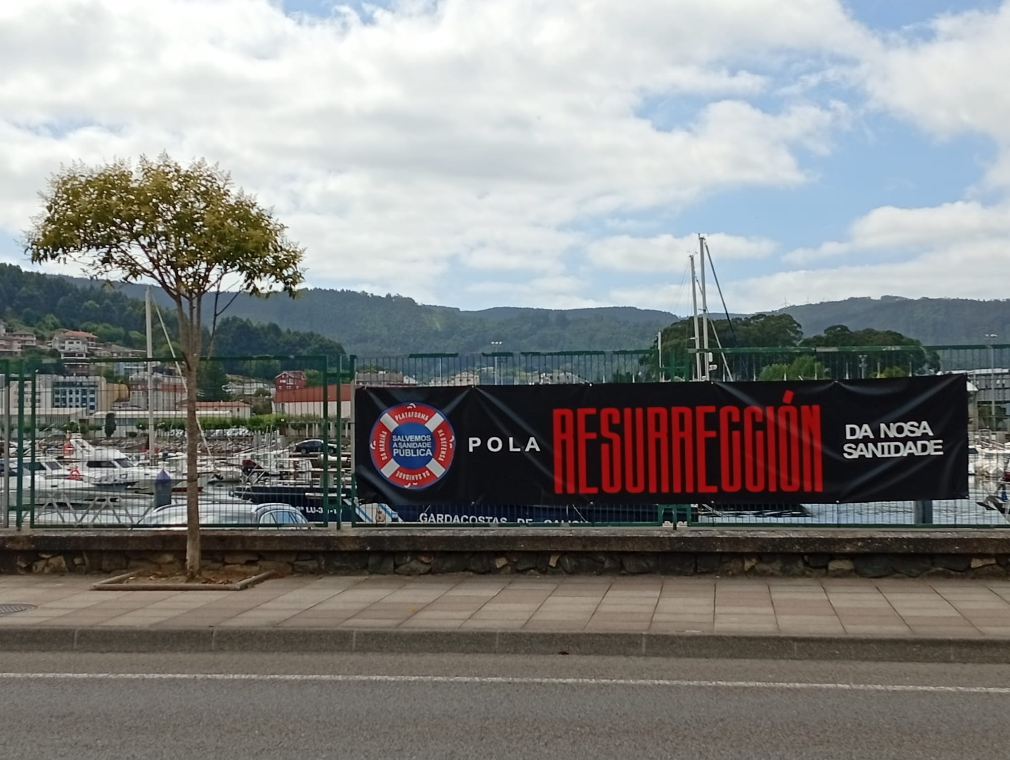 “Non nos calarán”: a Plataforma responde á retirada da pancarta no porto de Viveiro