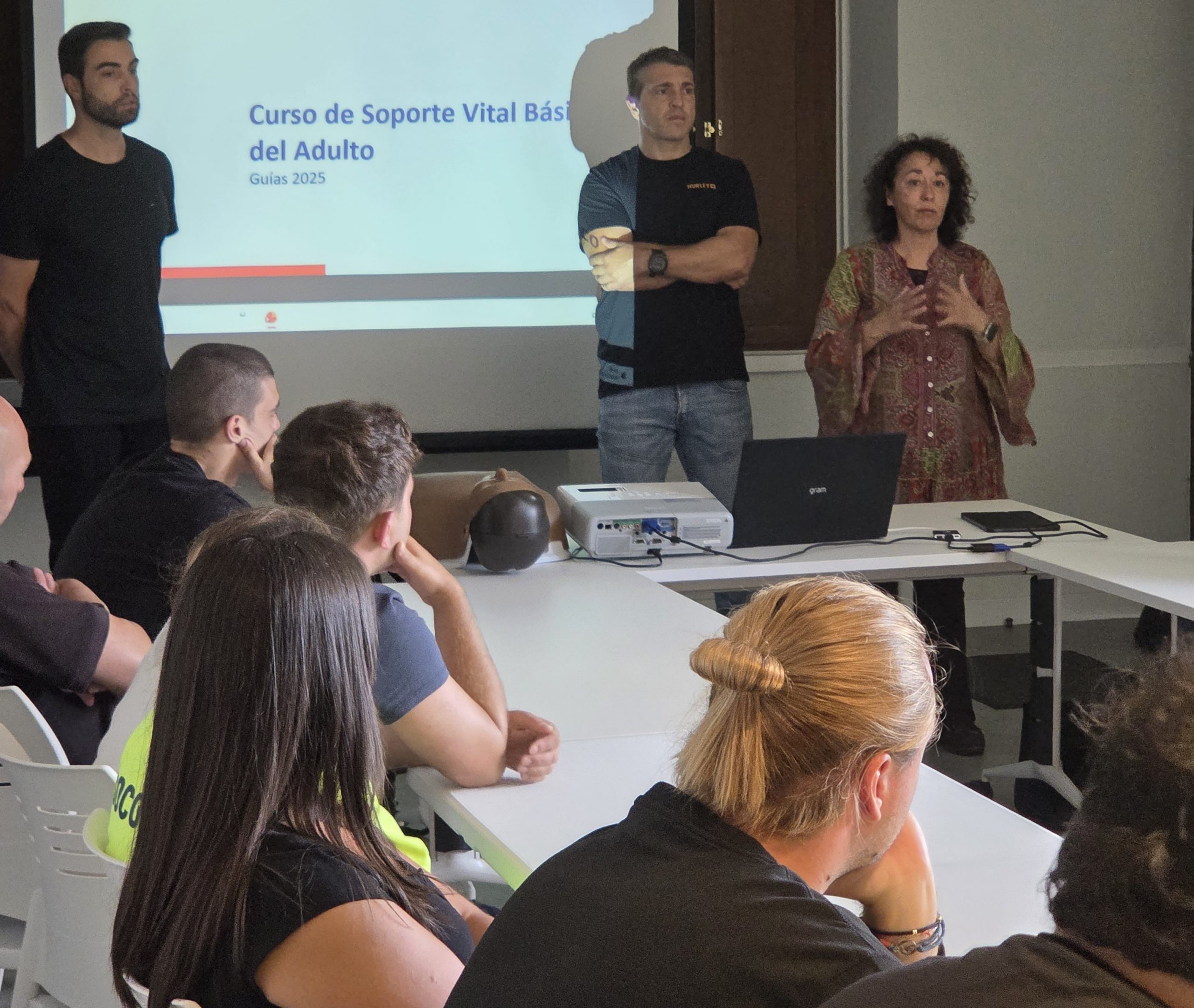 Barreiros reforza a seguridade das praias cunha formación en Soporte Vital Básico para o equipo de salvamento