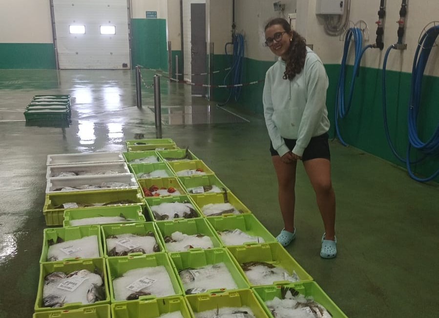 Unha alumna do IES O Perdouro vive unha xornada de pesca real no proxecto Relevo Xeracional