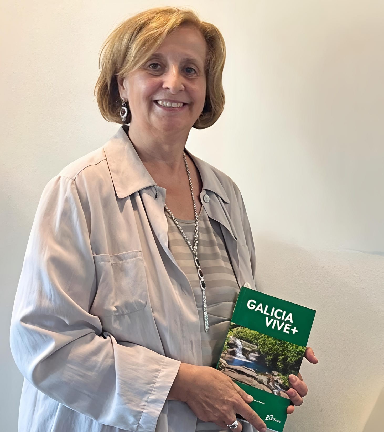 A subdirectora da Área Sanitaria da Mariña, Pilar Rodríguez Ledo, reúne a importantes expertos en Galicia Vive+: o libro que revela por que Galicia é unha referencia internacional en lonxevidade