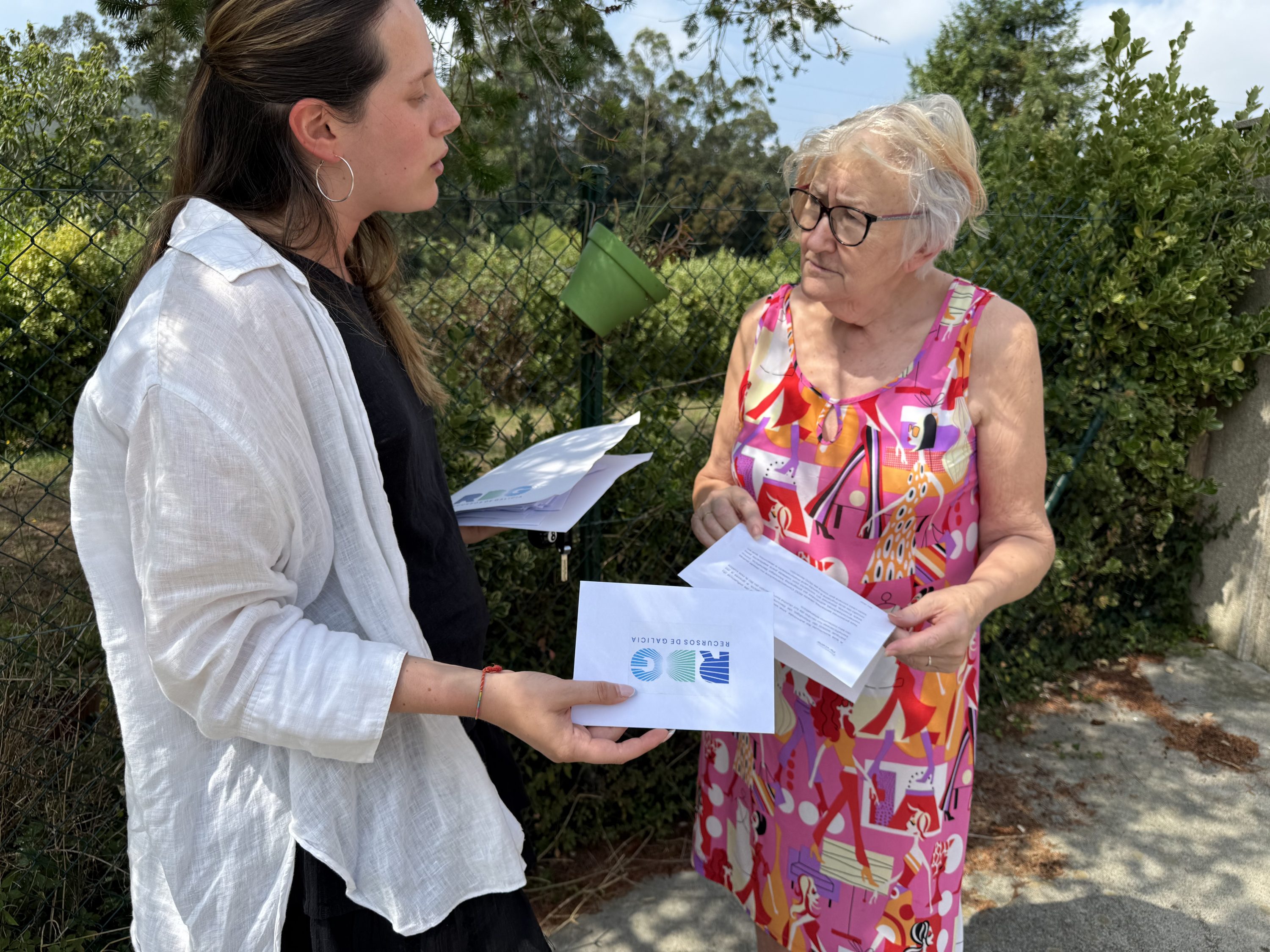 Recursos de Galicia explica casa a casa o acceso ás rebaixas na factura eléctrica polo parque de Mondigo