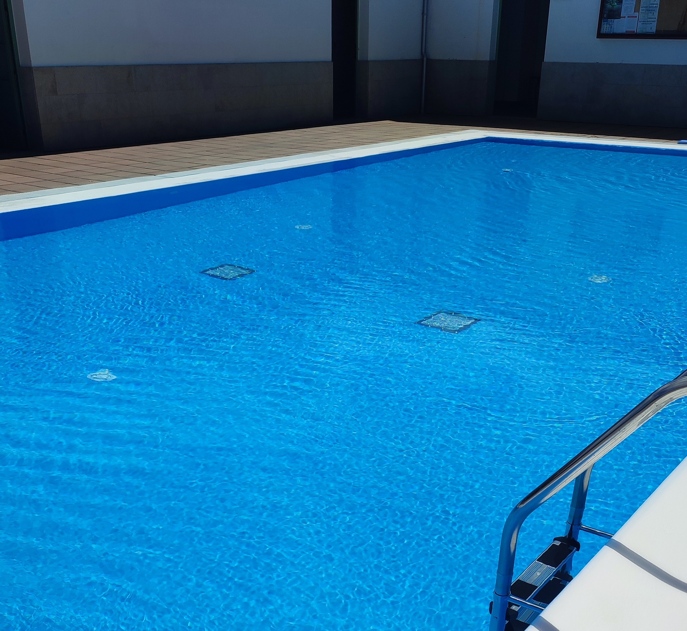 A piscina municipal de Alfoz abre con melloras para garantir máis confort e seguridade á veciñanza