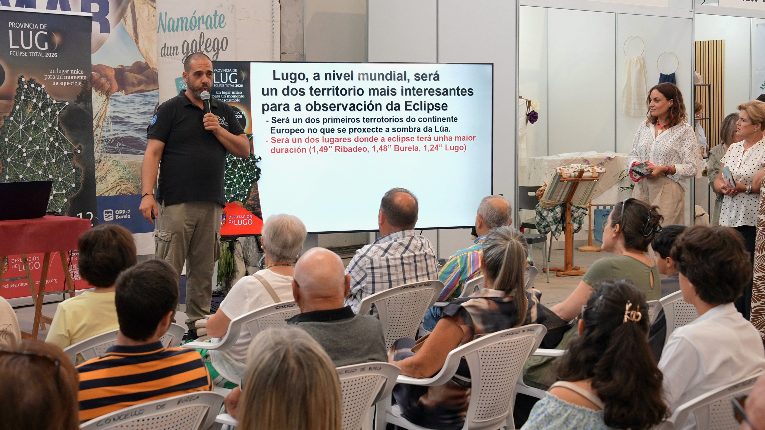 Veciñanza de Burela participa nunha conferencia astronómica previa á eclipse solar, impartida polo divulgador Antonio Pazos
