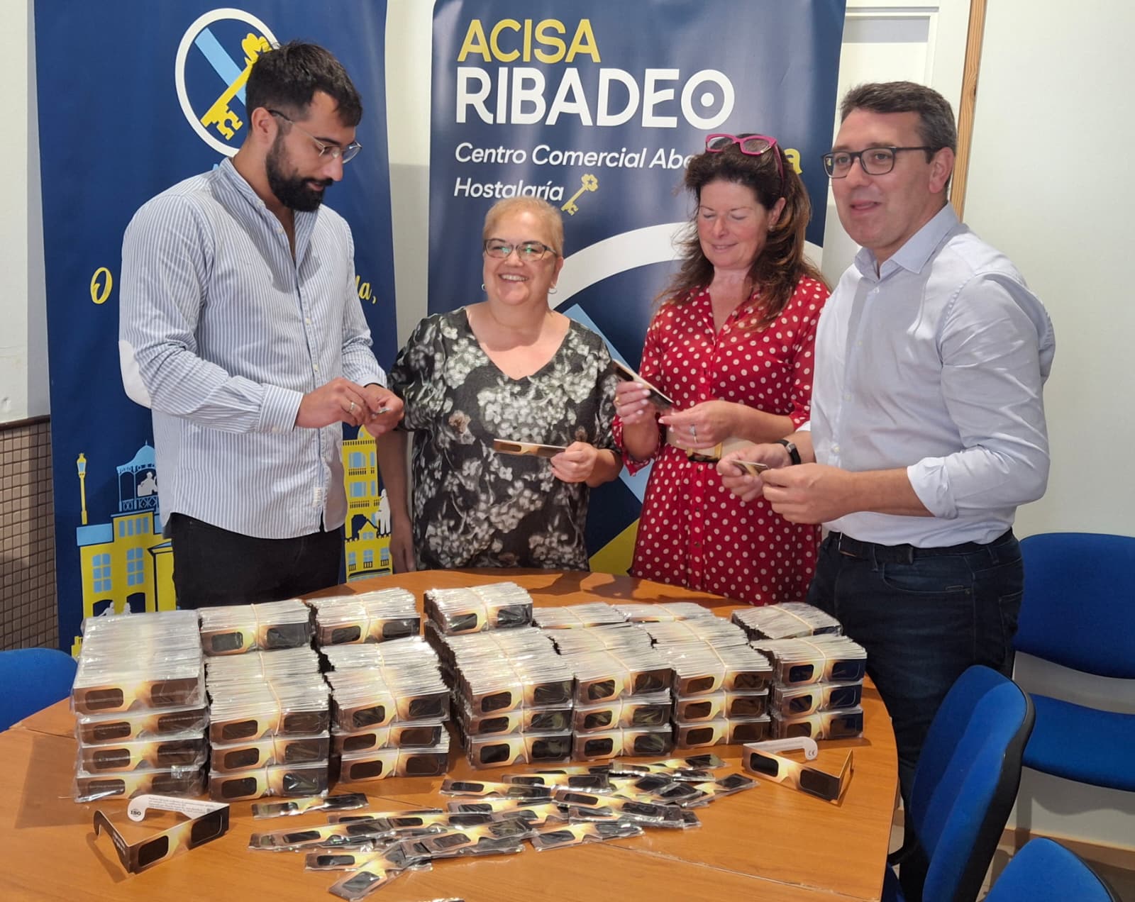 Acisa Ribadeo reparte 7.500 gafas homologadas para observar o eclipse