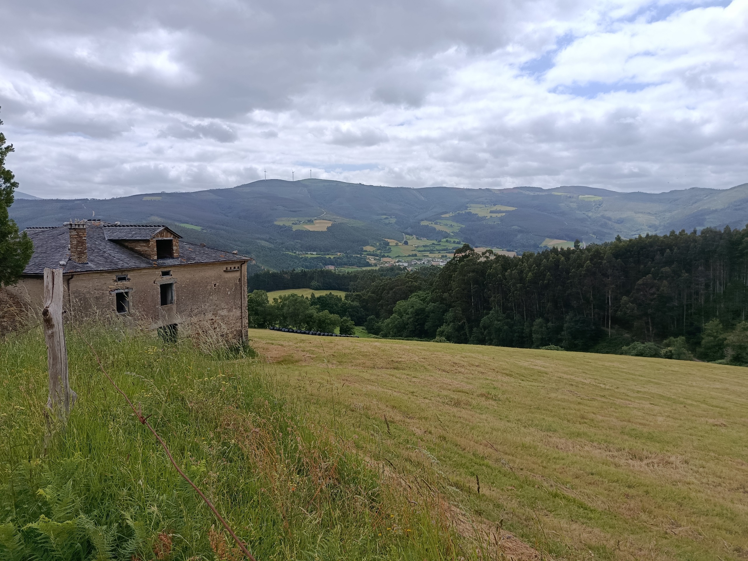 Sae ao mercado unha singular casa de pedra de 1890 na Reserva da Biosfera Oscos-Eo