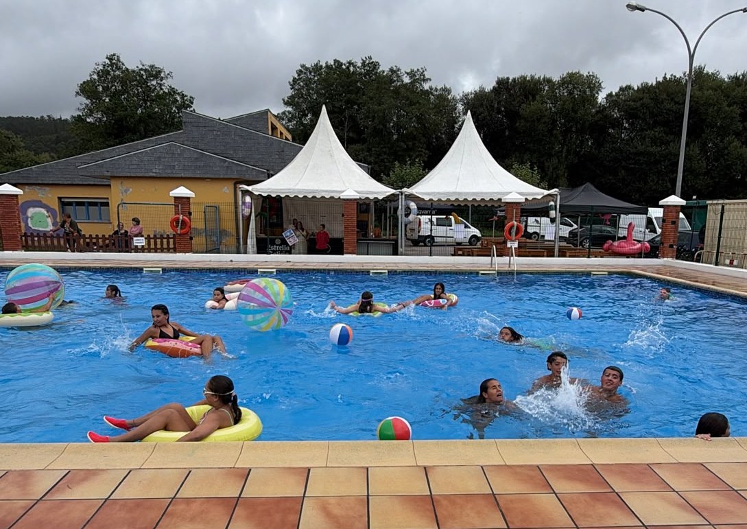 Gran participación en Lourenzá na festa da piscina e na presentación do libro sobre Lope Sánchez de Moscoso