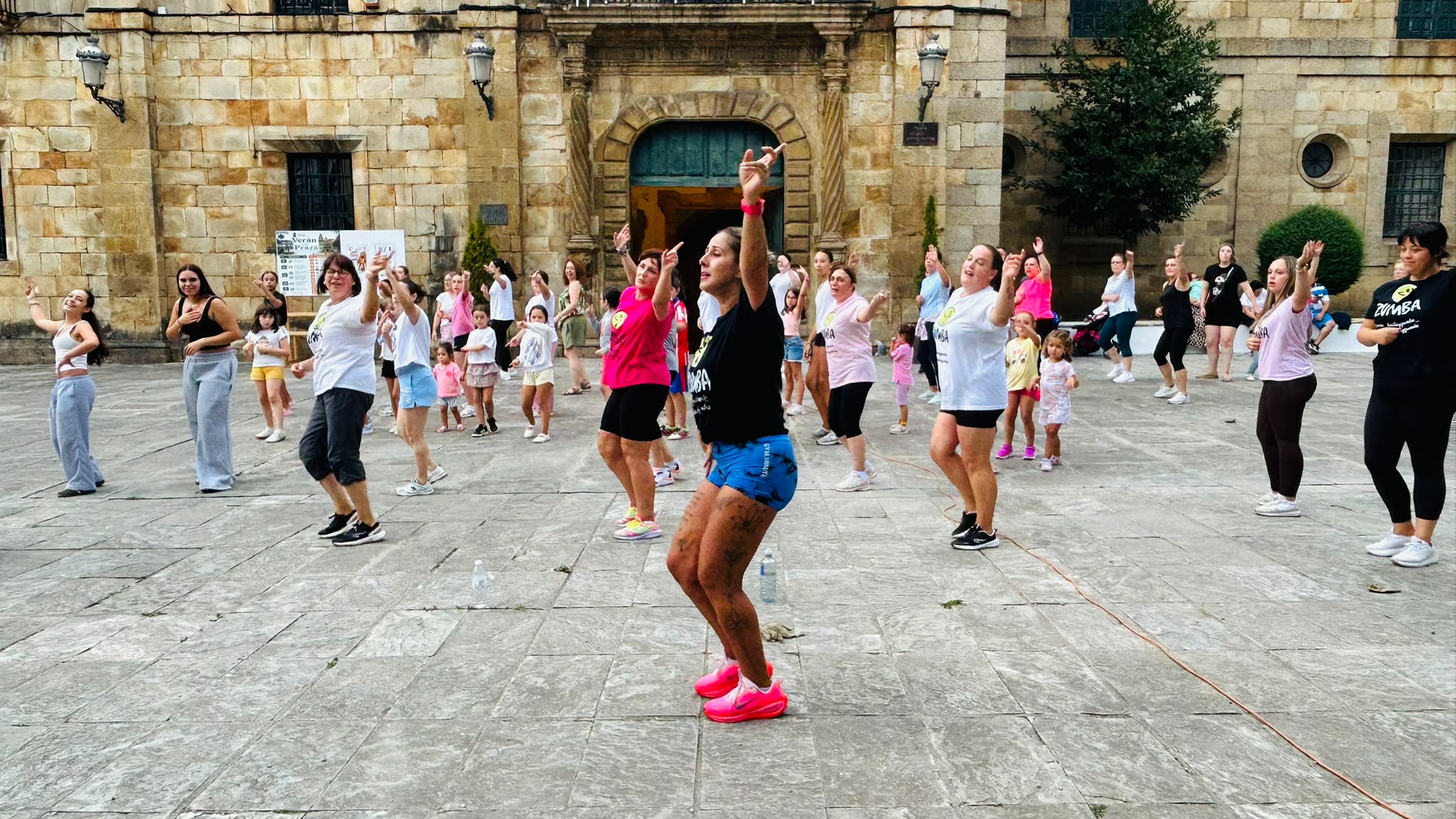 Zumba, convivencia e deporte protagonizan a tarde festiva na Praza do Conde Santo de Lourenzá