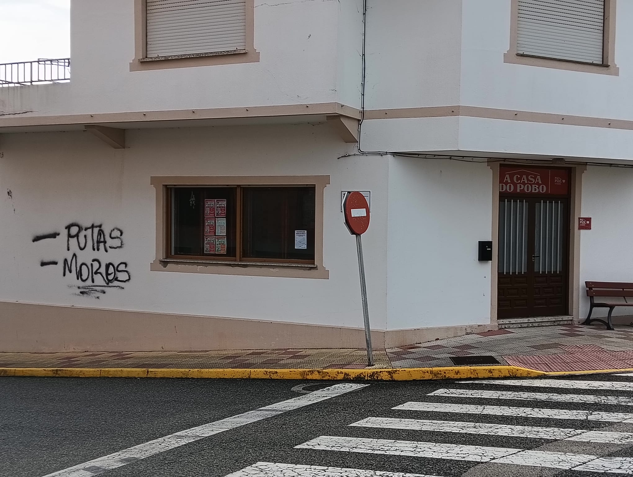 “Ataque á liberdade e á democracia”: o PSdeG denuncia pintadas de odio na sede do Vicedo