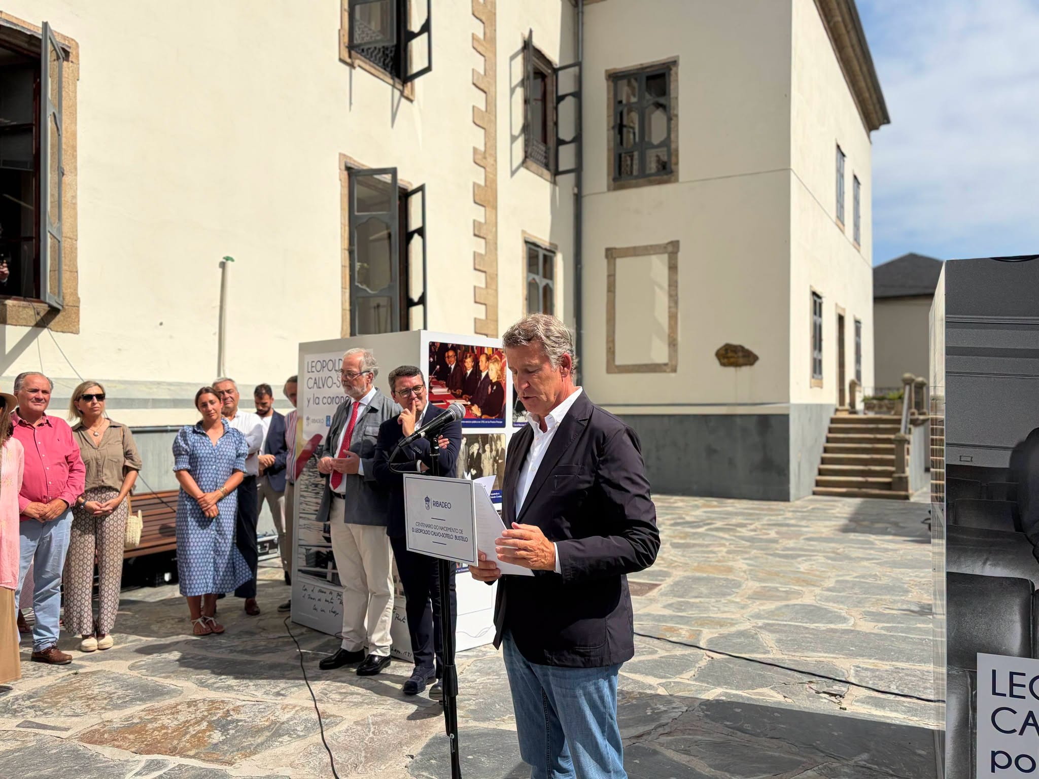 Feijóo alerta dun momento “destituyente” en España durante a súa visita á exposición dedicada ao expresidente Calvo-Sotelo en Ribadeo