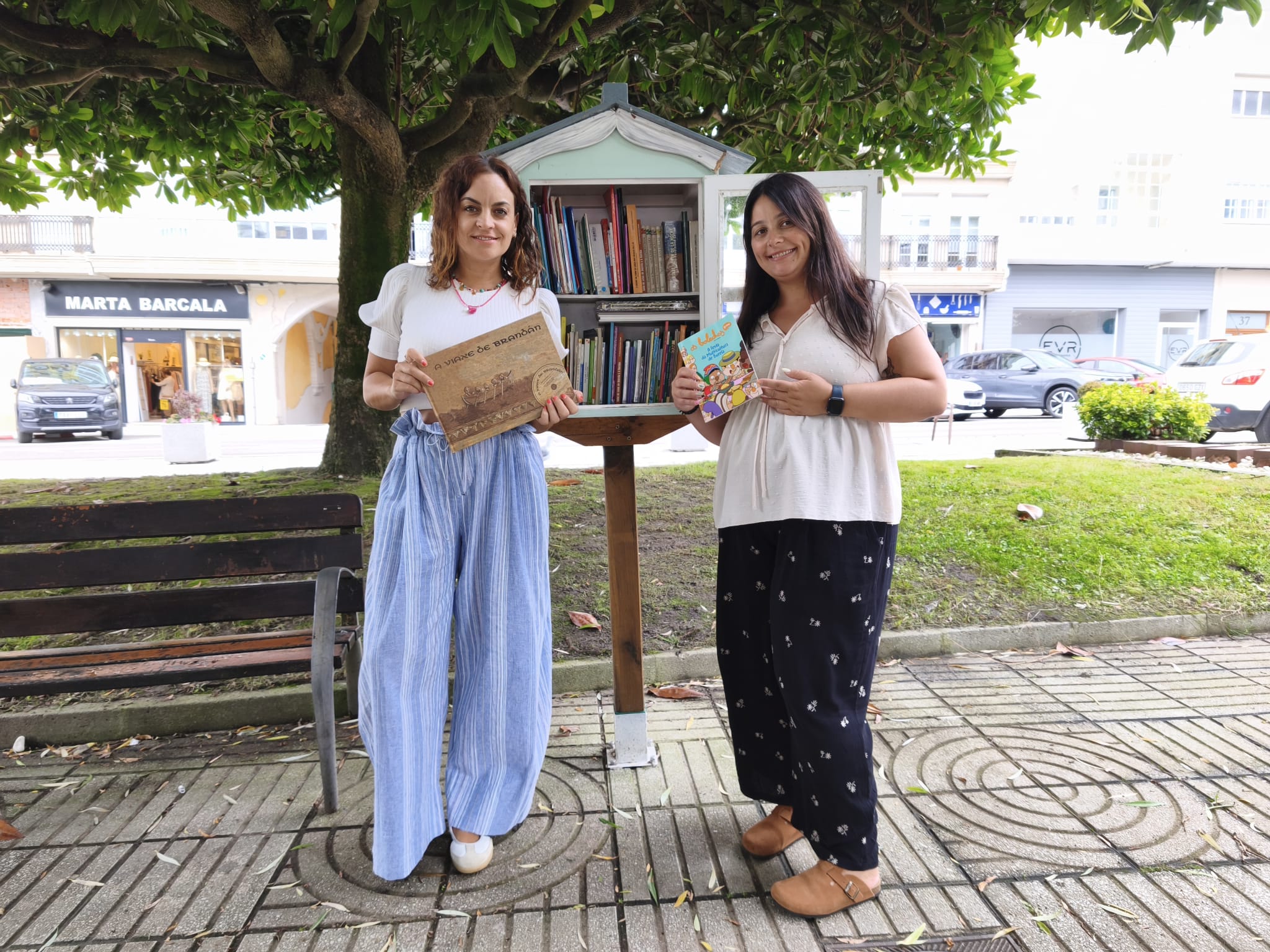Burela renova as casiñas de intercambio de libros para seguir promovendo a lectura
